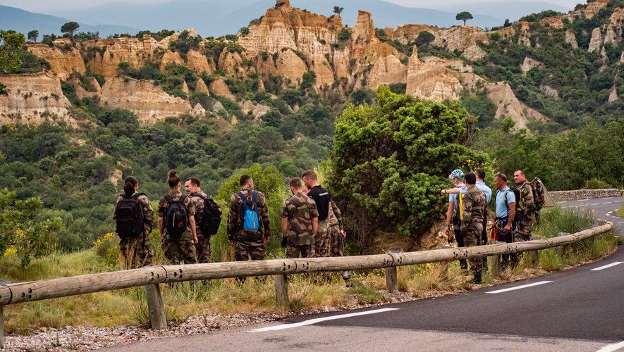 Militars francesos a la zona on va aparèixer el cadàver esquarterat.