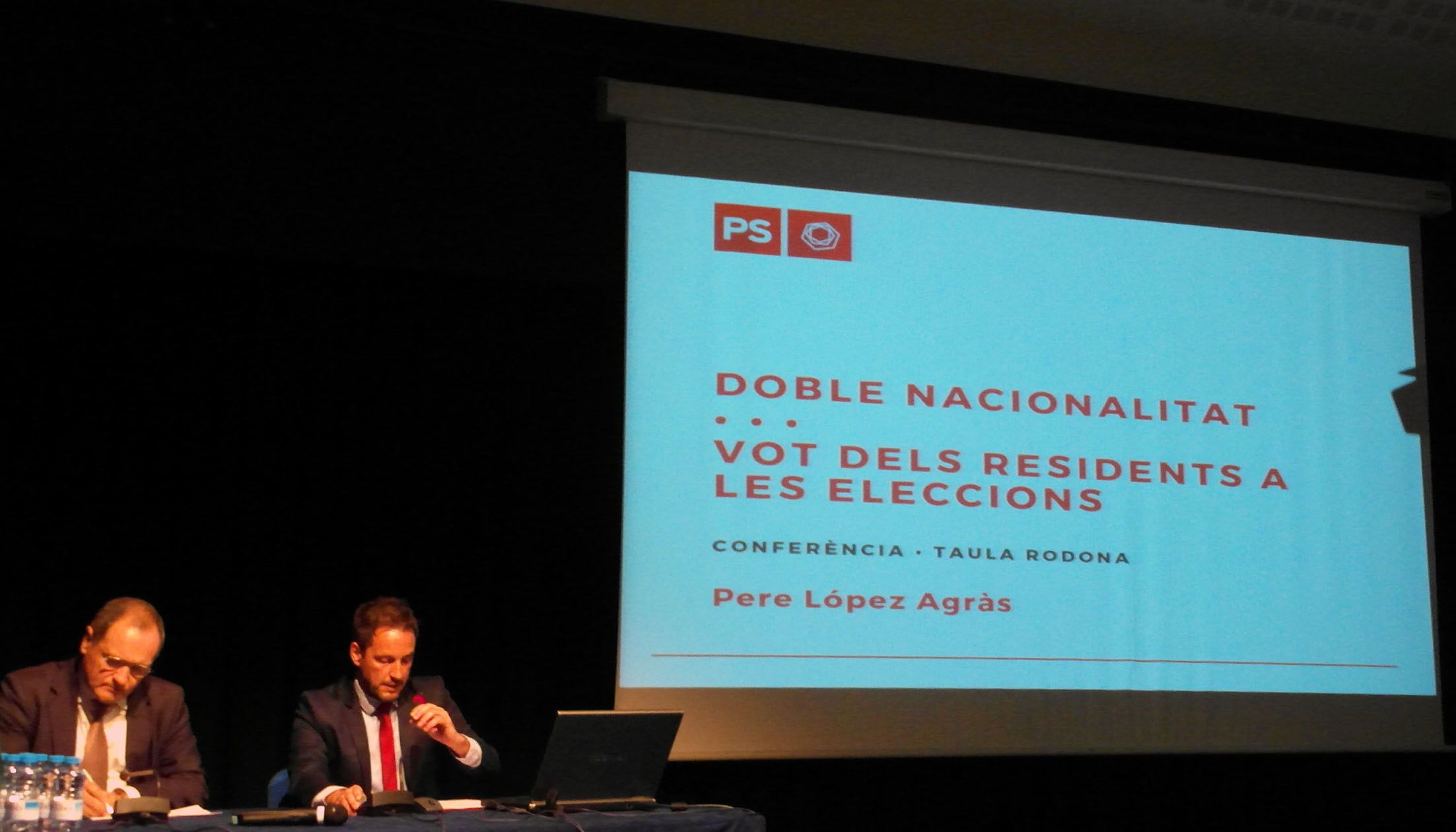 Paulo Pisco i Pere López en l'inici de la taula rodona.