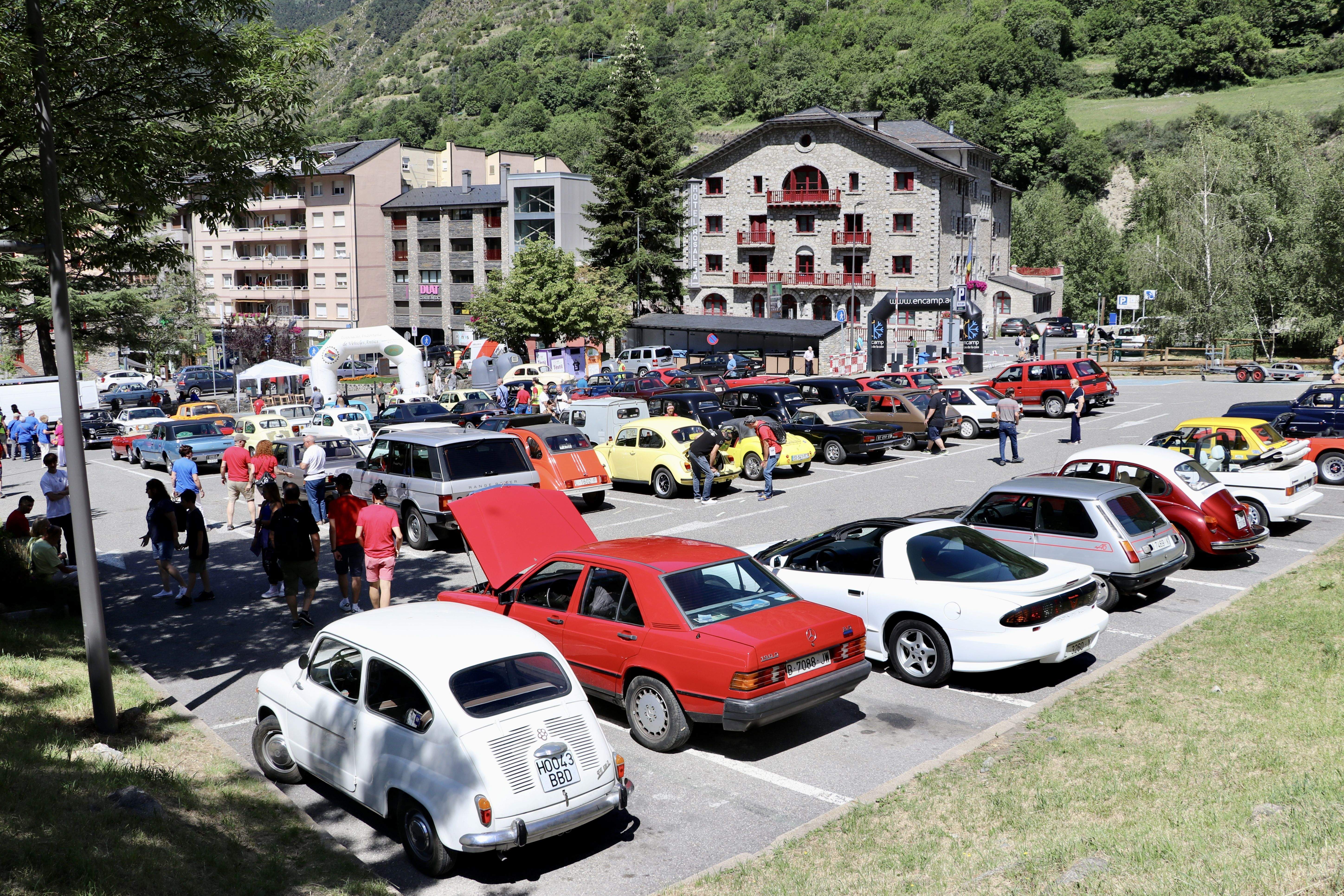 La concentració ha omplert de cotxes antics l'aparcament del Prat de l'Areny.