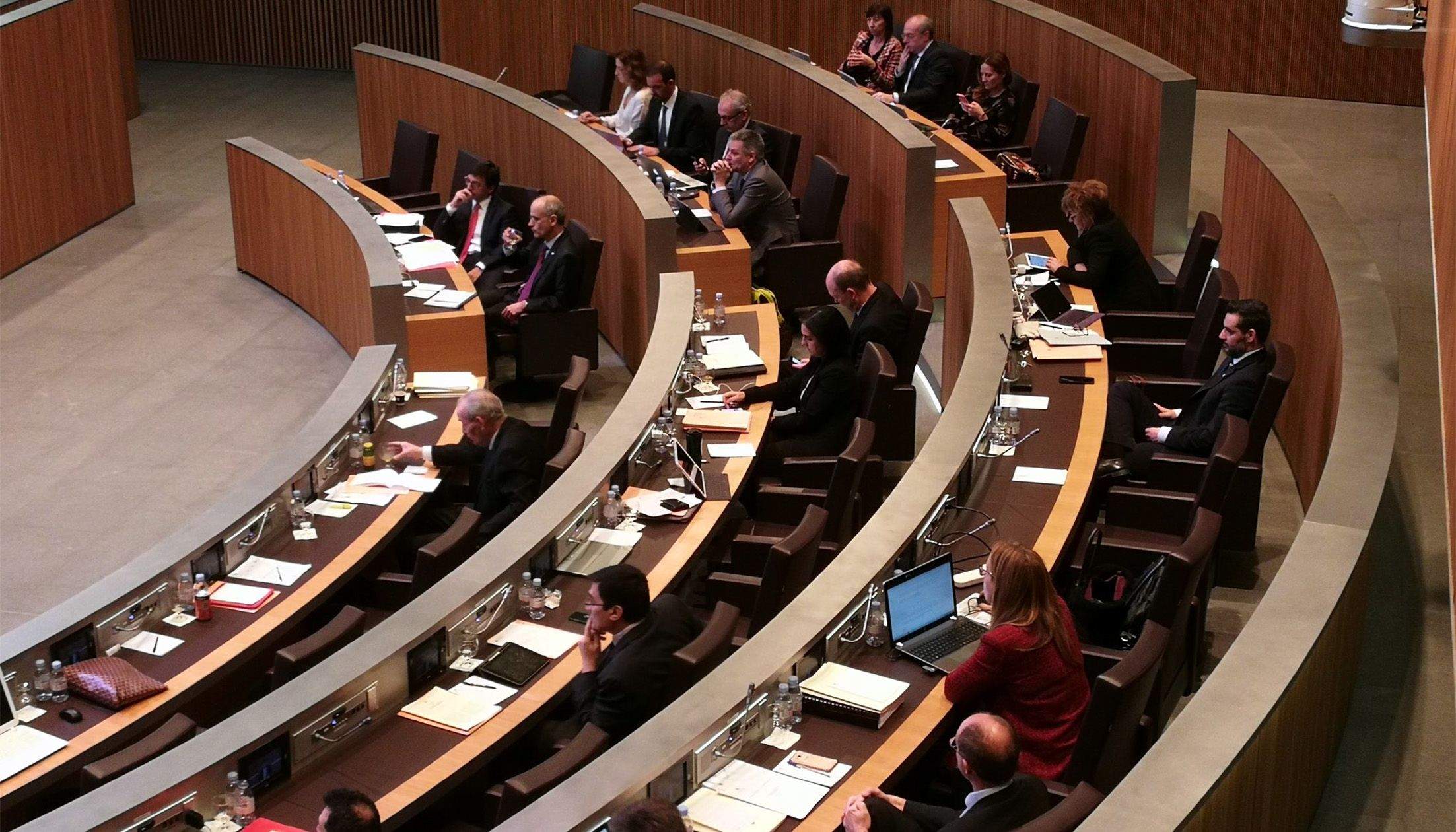 Imatge amb què Liberals ha lamentat que en un moment donat fins a sis consellers demòcrates s'haguessin absentat de l'hemicicle.