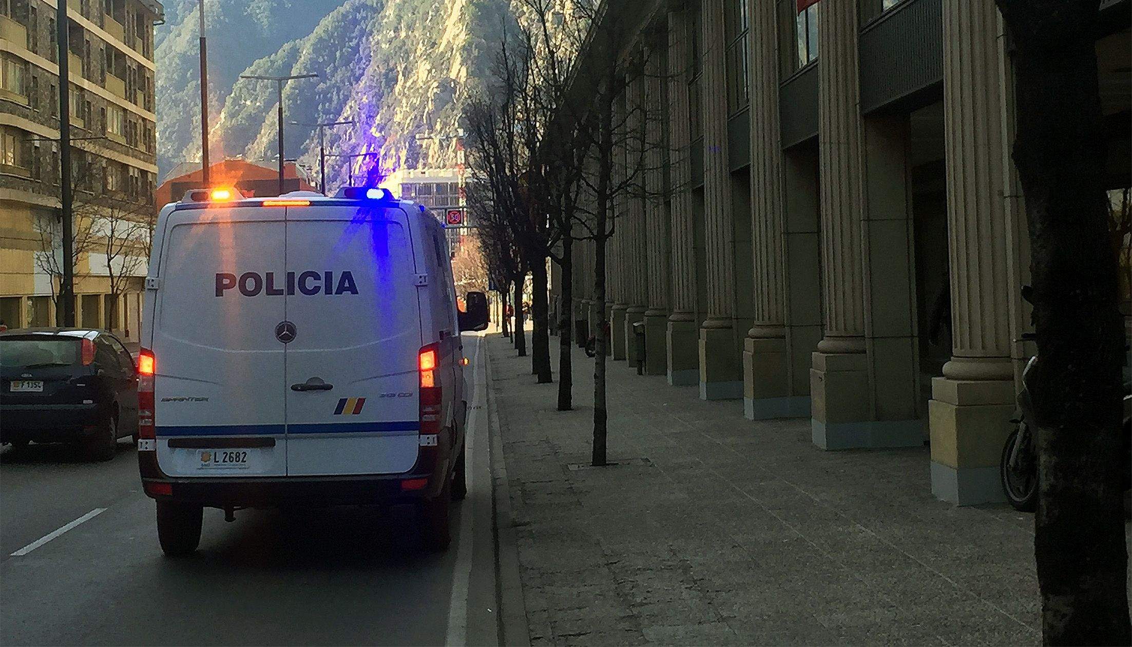 Un furgó policial que trasllada presos aquest migdia a la porta de la seu de la Justícia.