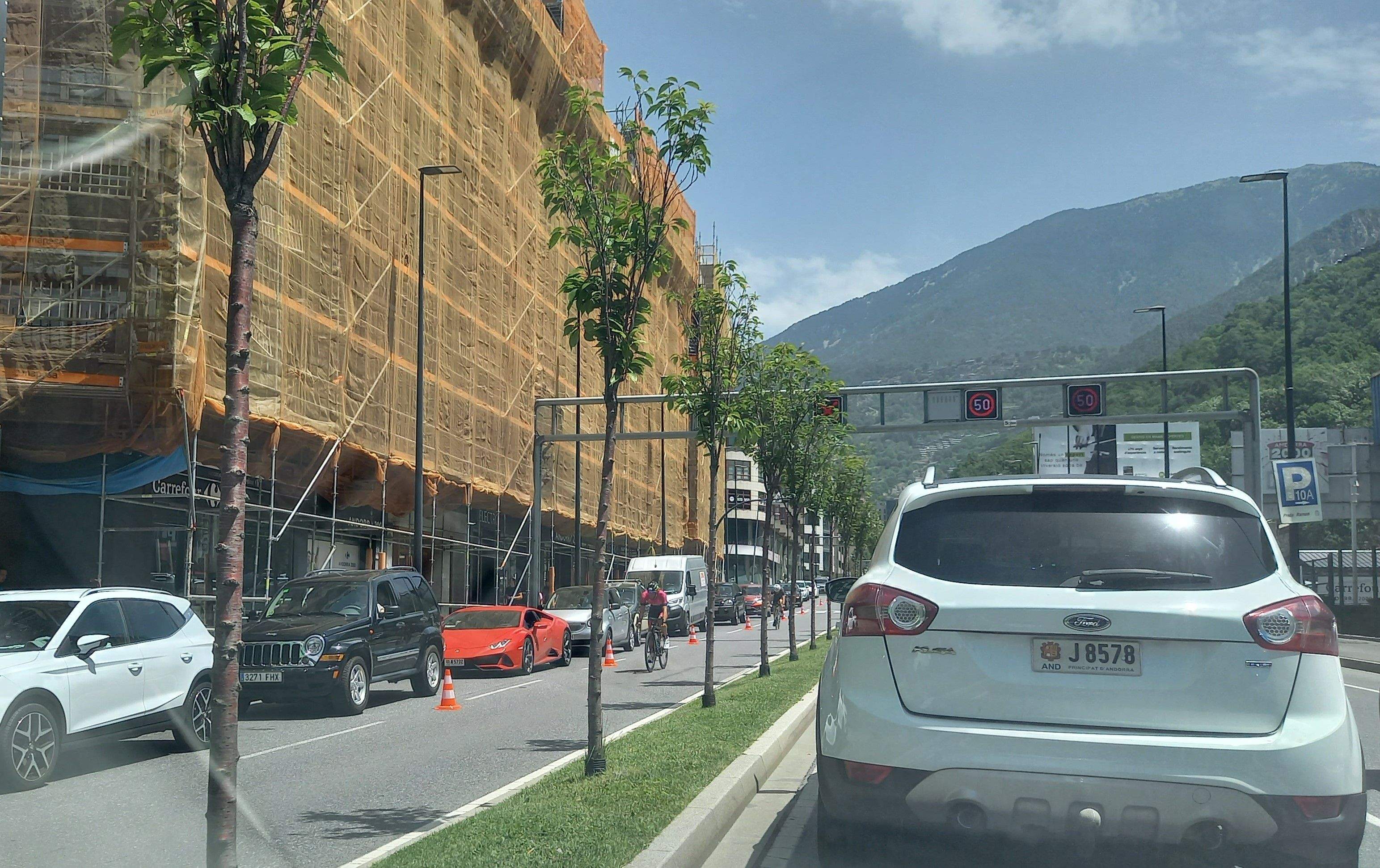 Un dels participants passa al costat de les cues generades per l'habilitació del carril especial.