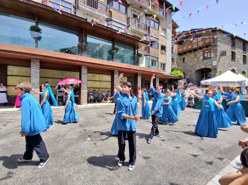 Un instant de l'actuació de l'esbart de les Valls del Nord.