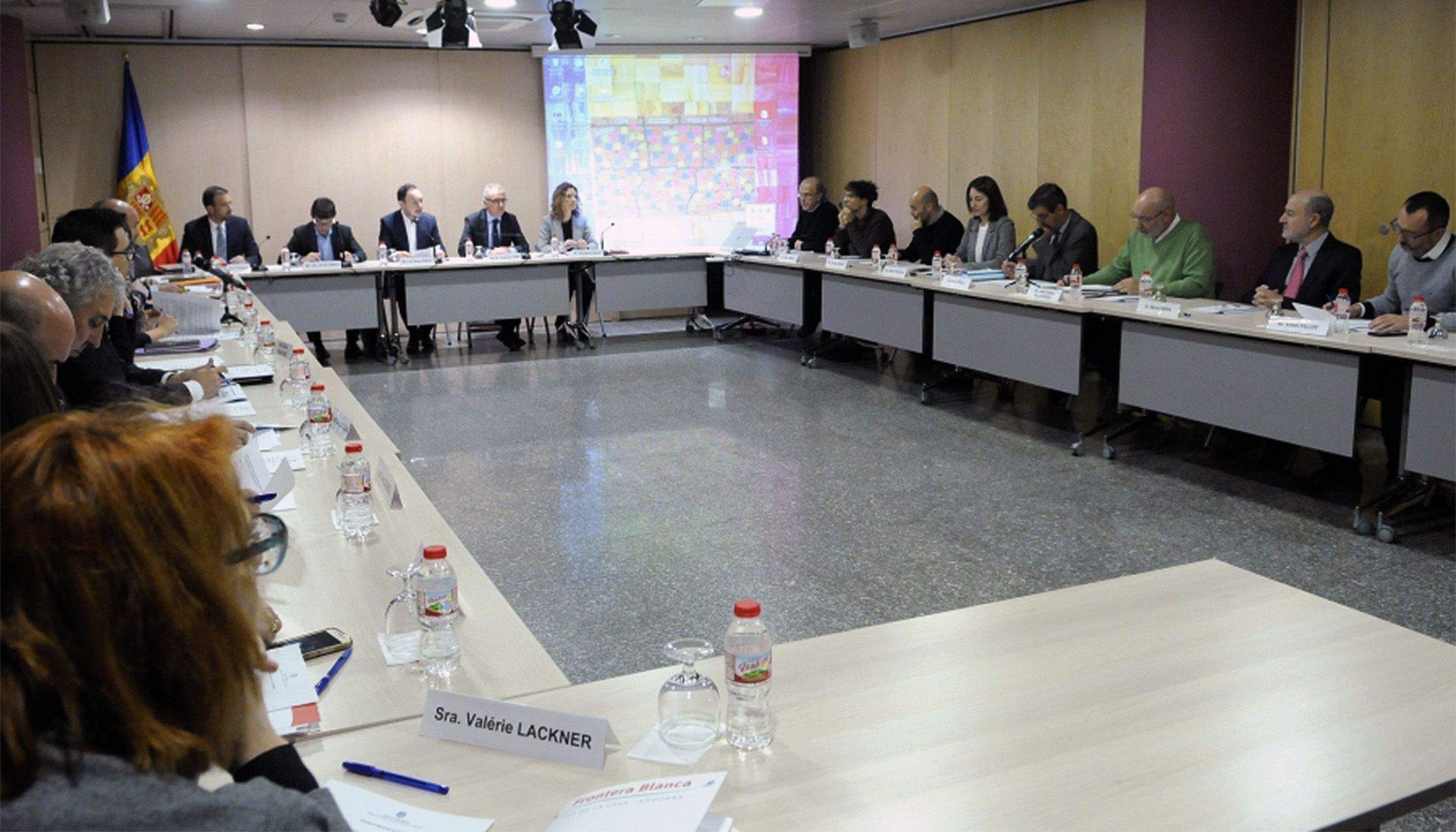 Vista general dels assistents a la reunió, presidida per cinc ministres.