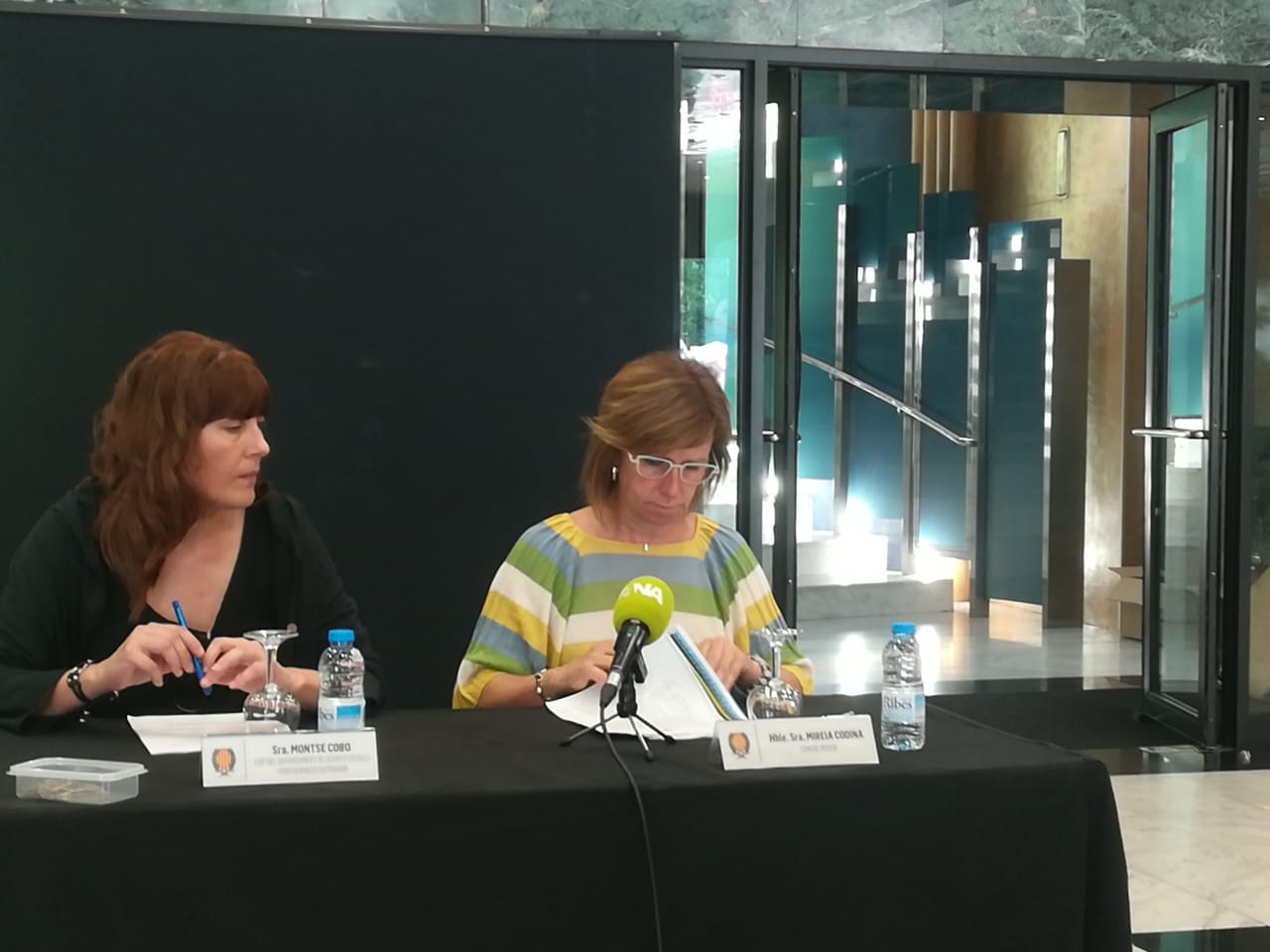 La cap de Social, Montse Cobo; i la consol menor de Sant Julià de Lòria Mireia Codina durant la roda de premsa d'aquest dilluns.