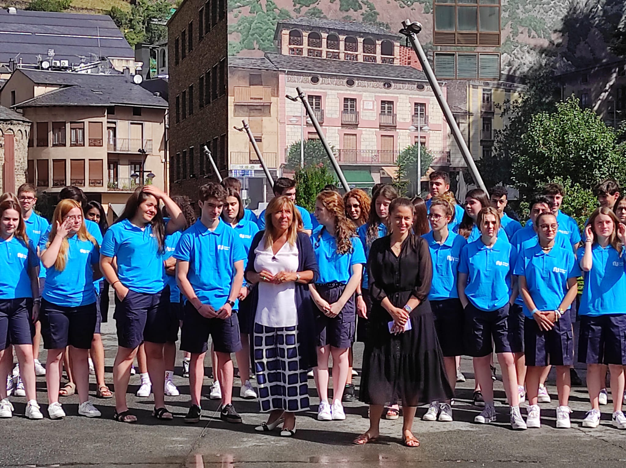 Conxita Marsol i Meritxell López amb els informadors turístics.