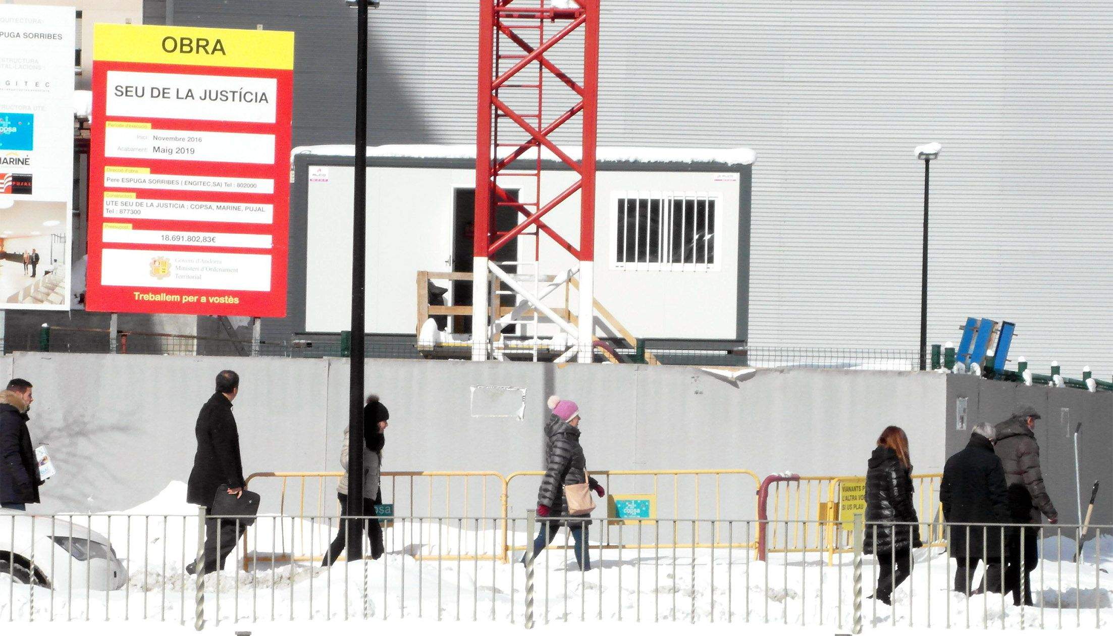 Components del Tribunal de Corts, amb el seu president al davant, i membres de la fiscalia, acudint a la visita aquest migdia.