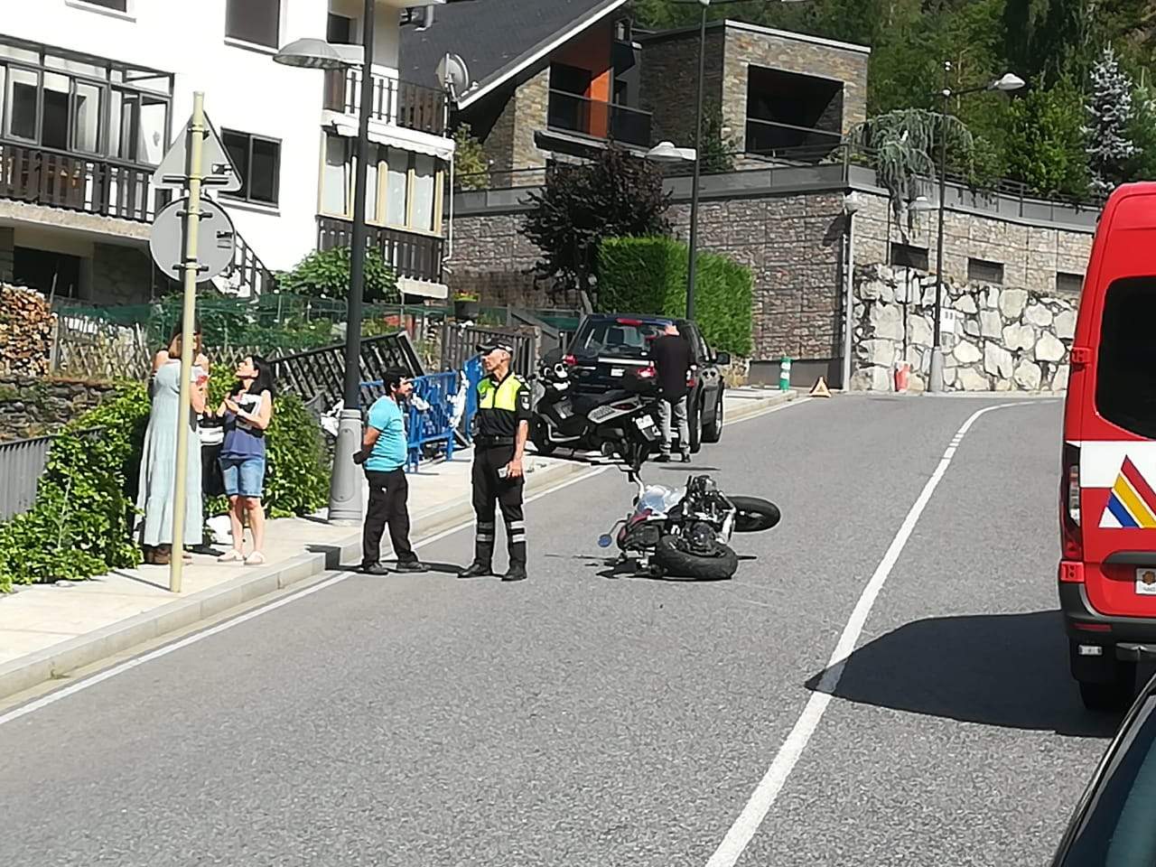 La moto sinistrada en el lloc de l'accident.