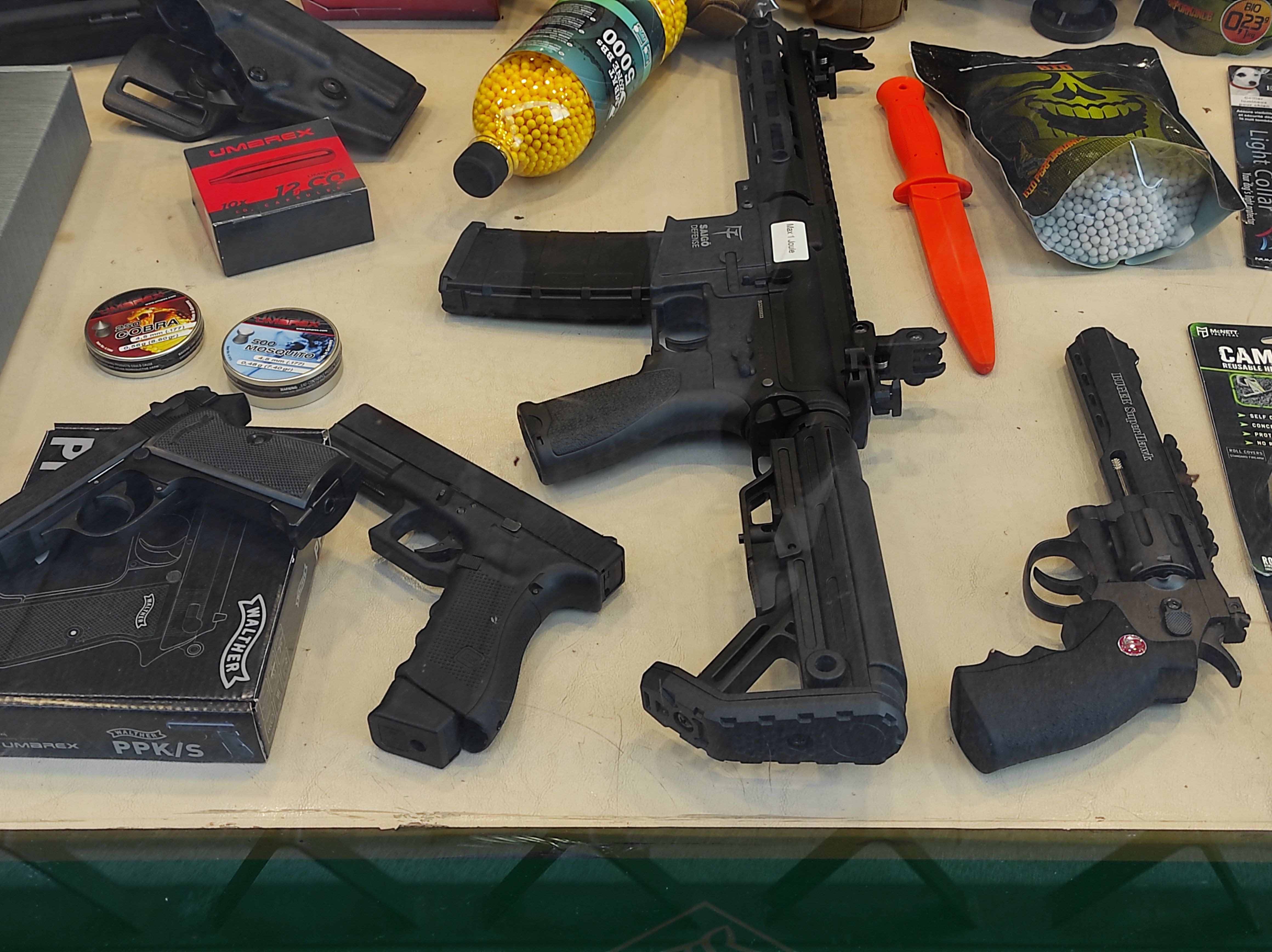 Armes de simulació exposades en l'aparador d'un establiment del Principat.