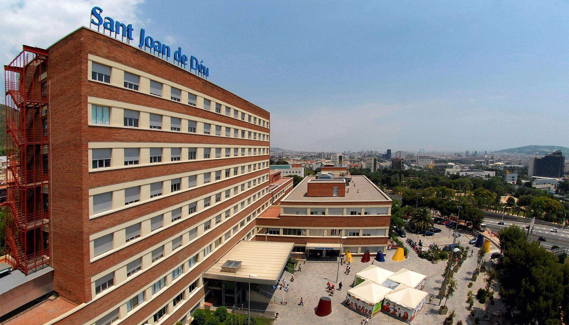 El noi ha estat traslladat amb una UCI mòbil fins a l'hospital Sant Joan de Déu, a Esplugues de Llobregat.