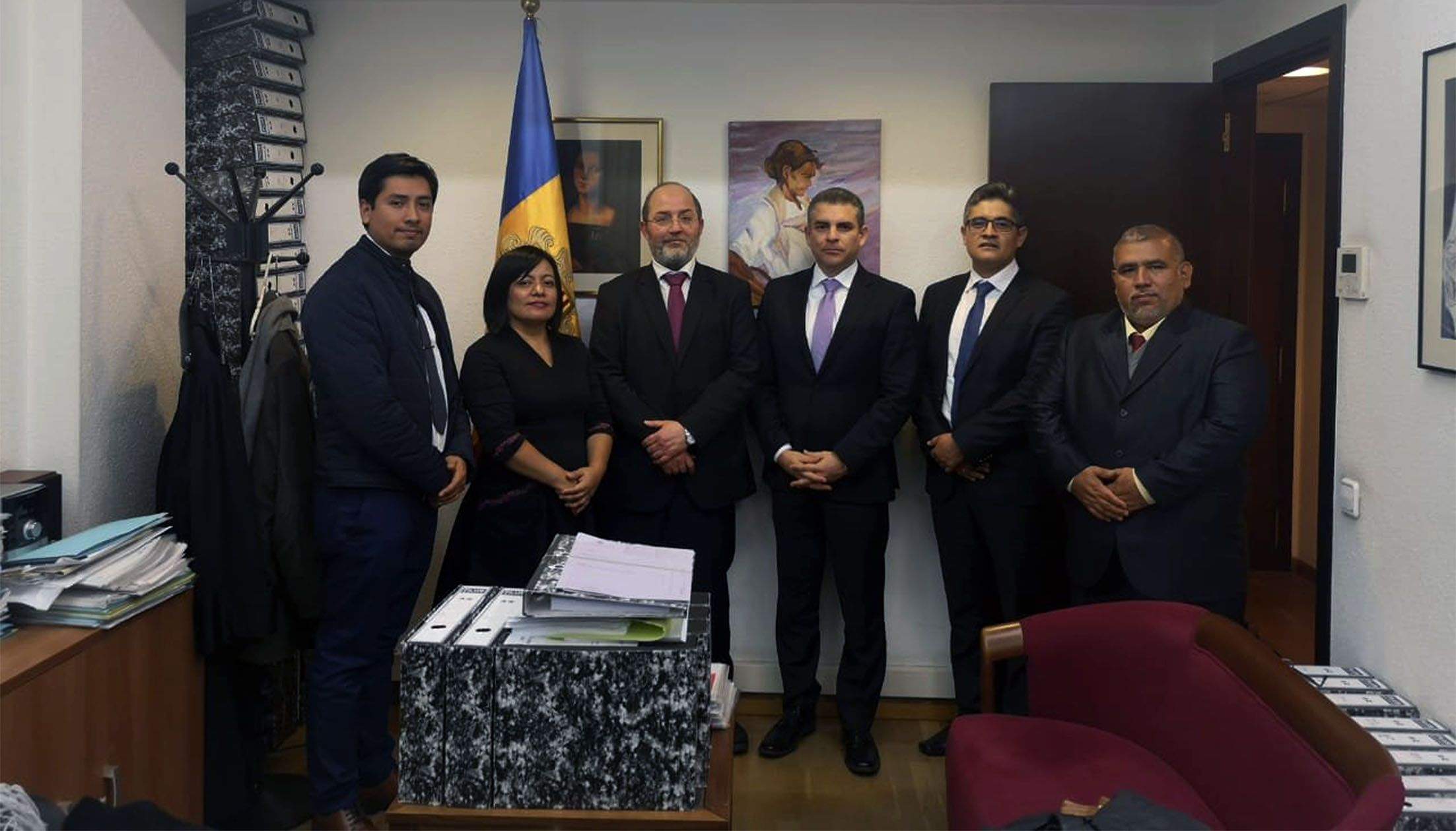 Alfons Alberca, en les dependències de la fiscalia andorrana, amb els fiscals peruans Norma Morí, José Pérez i el coordinador de tot l'equip Rafael Vela.