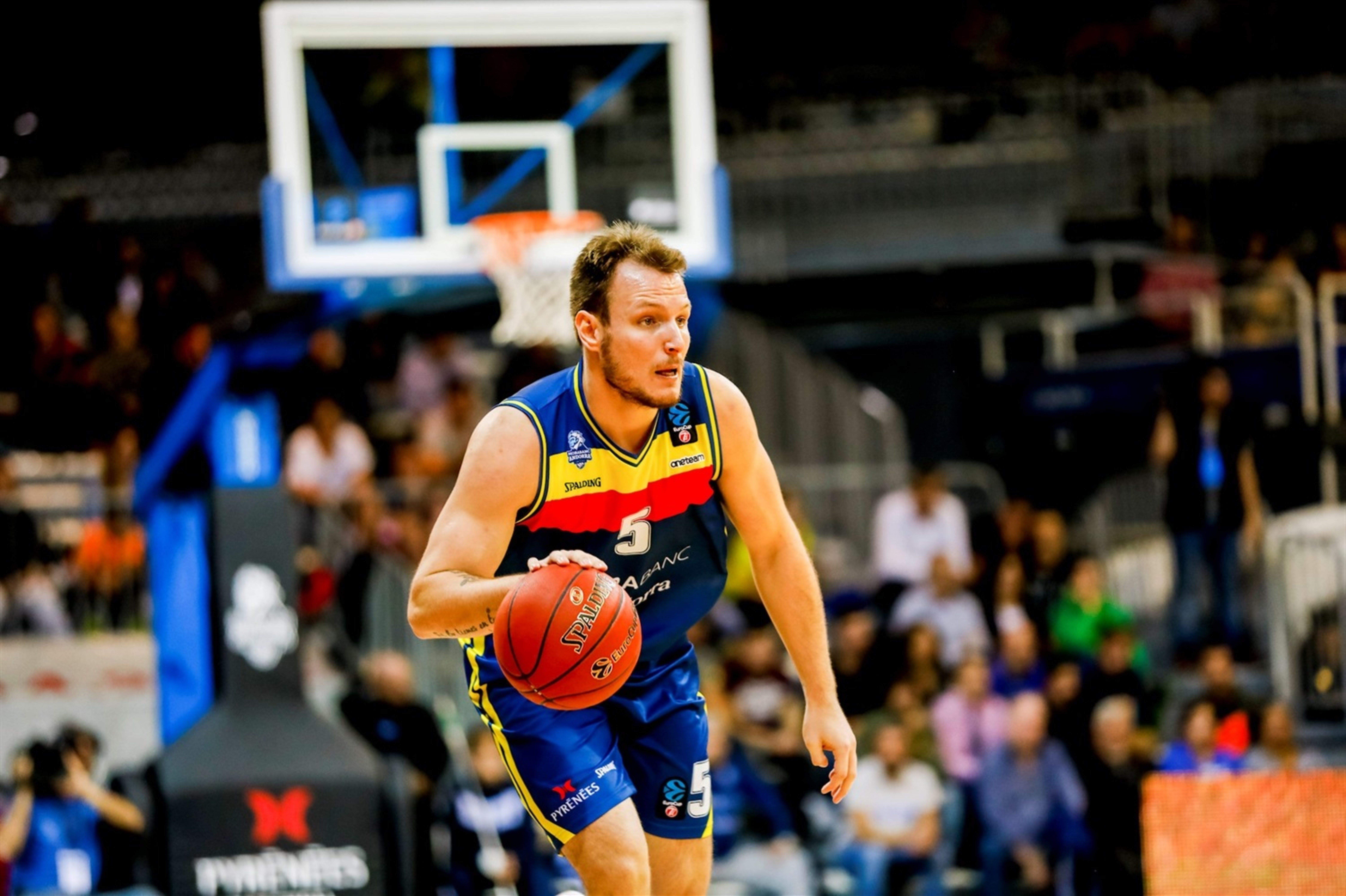 Rafa Luz vestint la samarreta del MoraBanc.