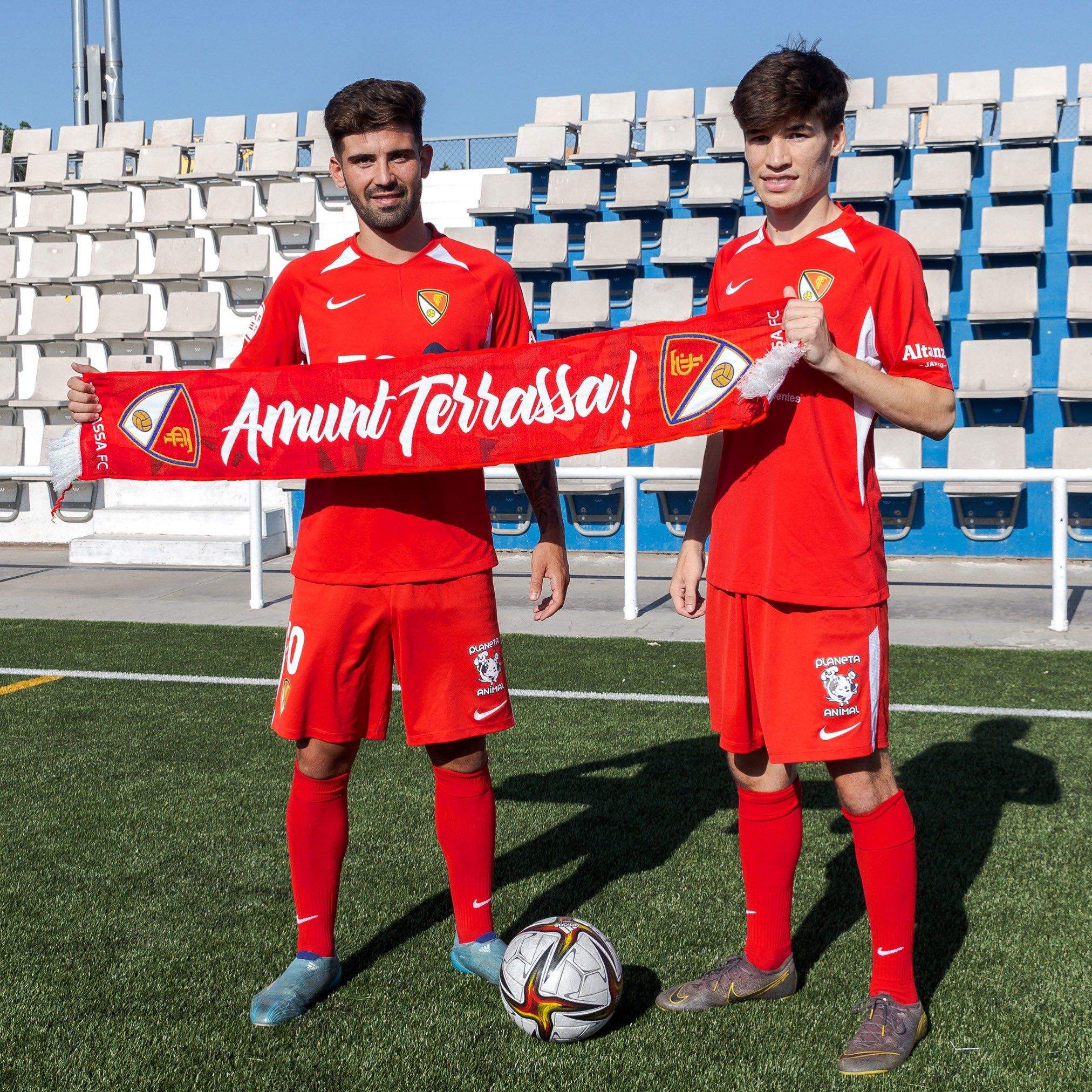 Sergi Serrano, a la dreta, amb l'equipació del Terrassa, juntament amb Adri Lledó.