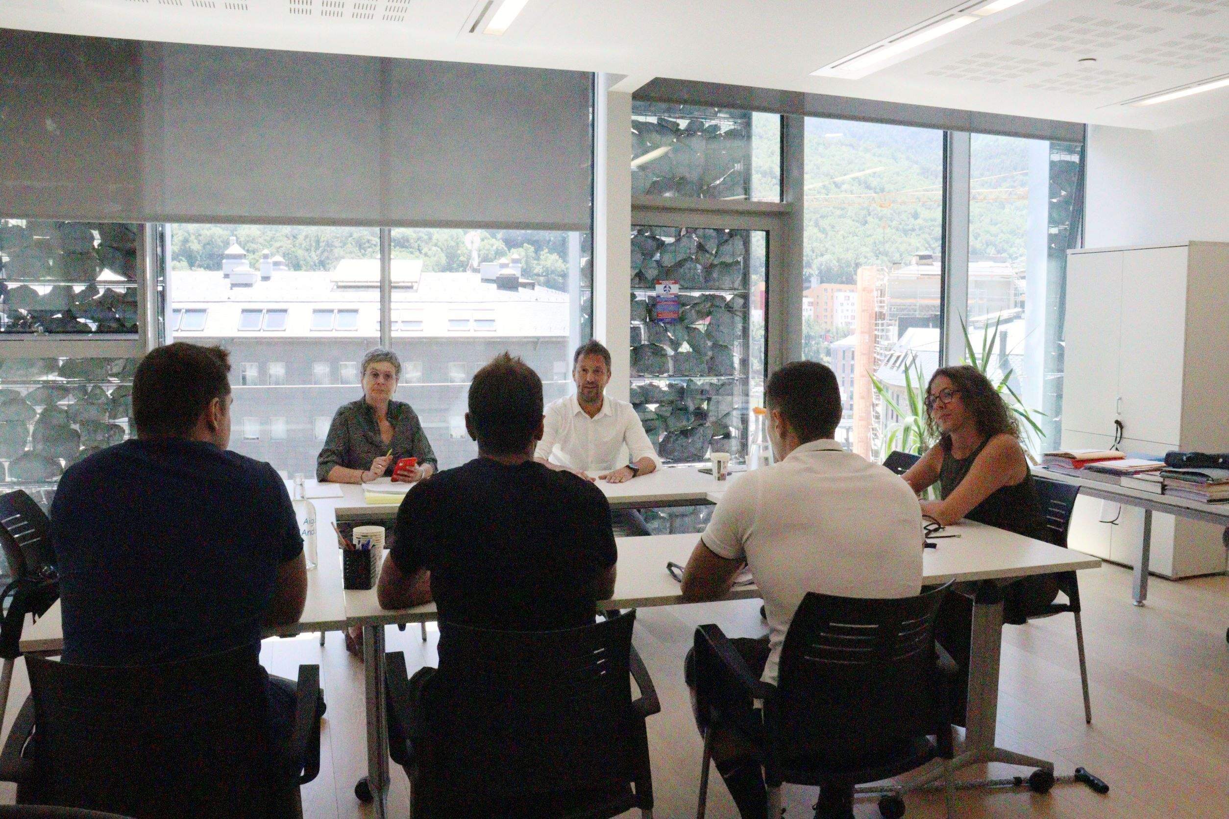 Un instant de la reunió entre consellers del PS i representants sindicals.