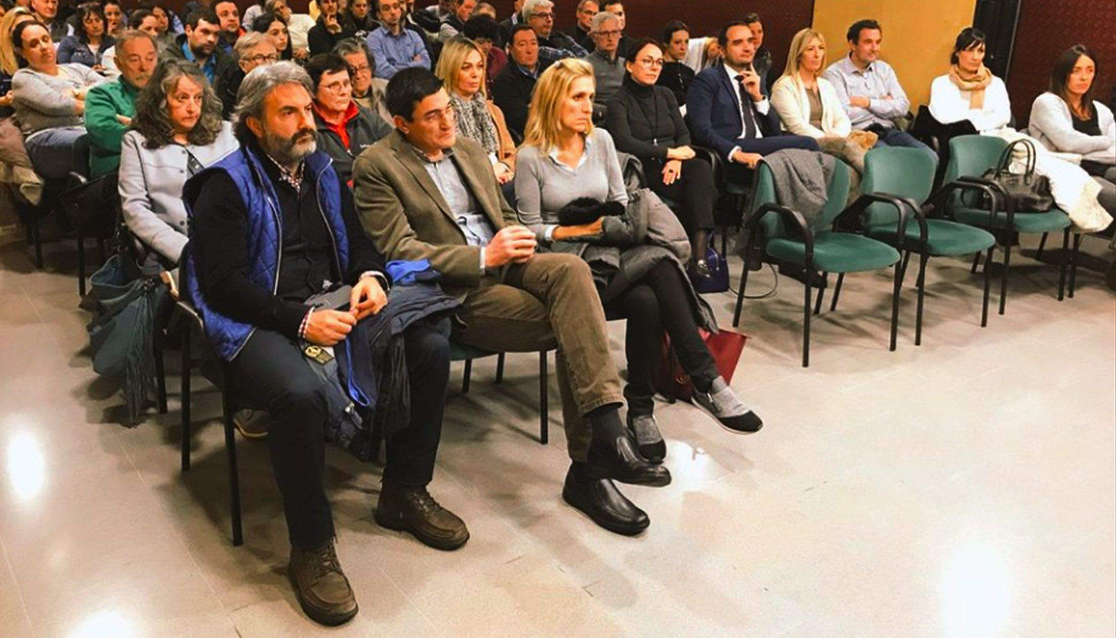 Tres dels consellers demòcrates actuals (Justo Ruiz, Toni Missé i Patrícia Riberaygua) durant una reunió amb el candidat Xavier Espot.