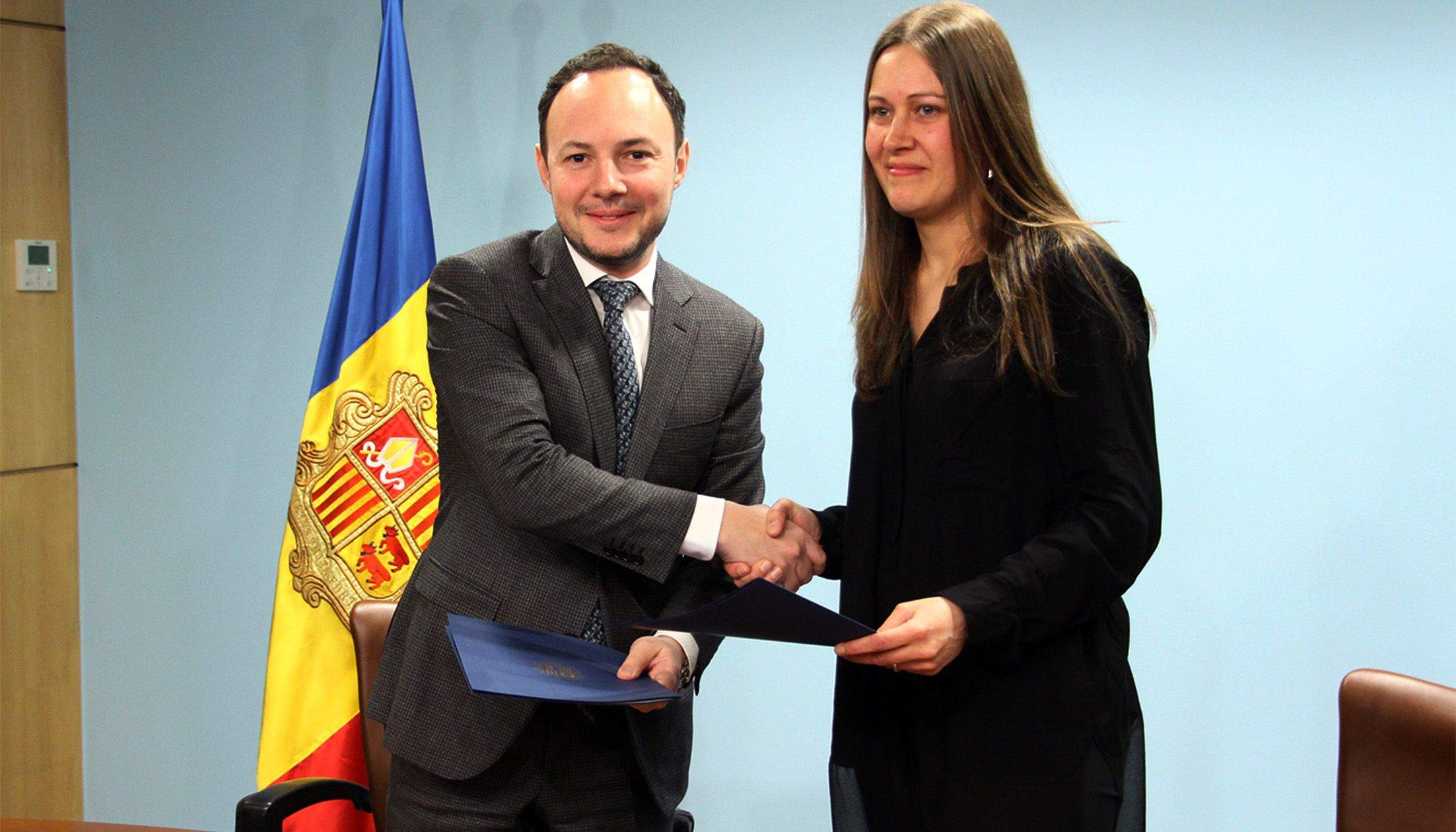 El ministre Xavier Espot i la president del col·legi professional, Marta Vidal, després de signar el conveni.