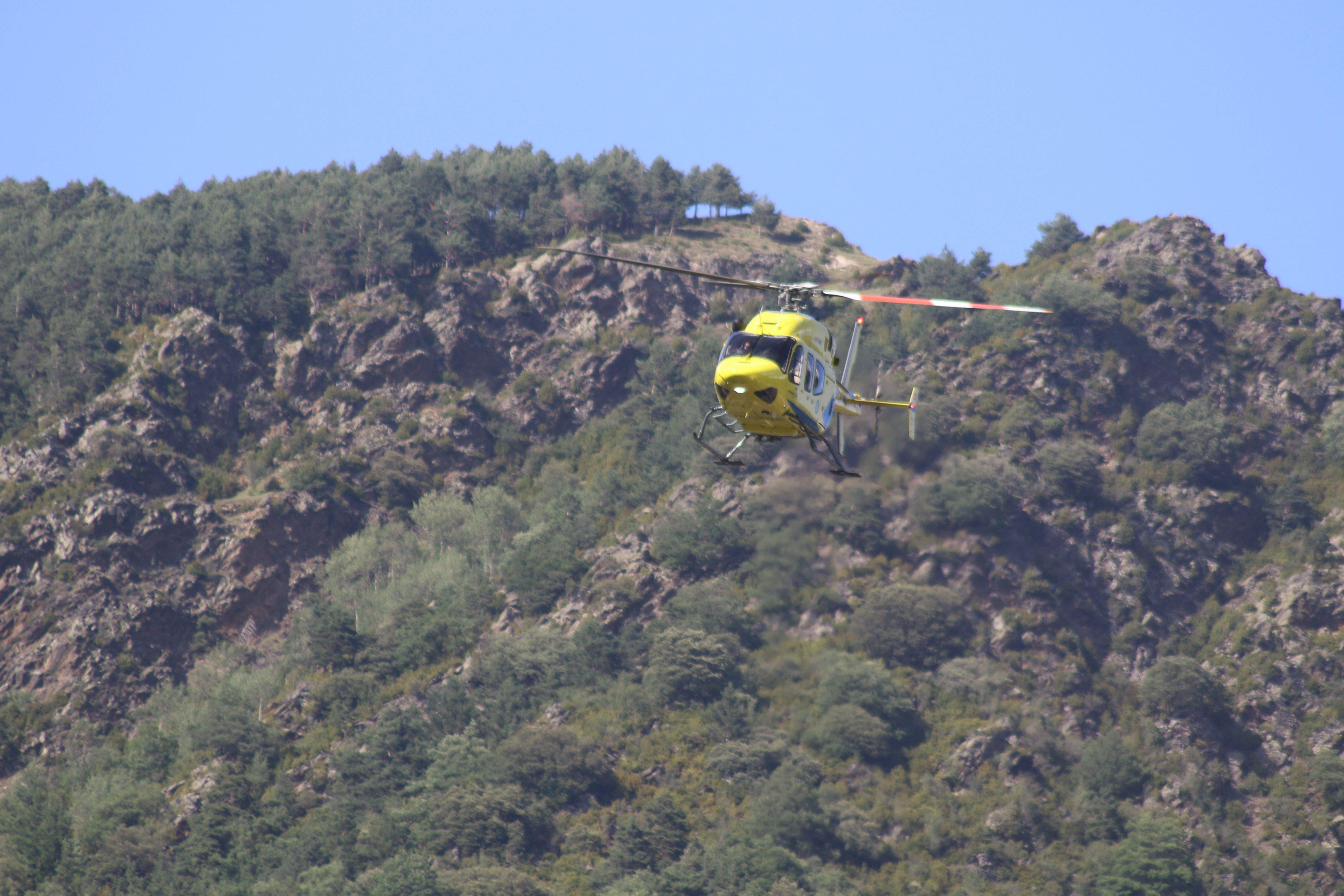 Un helicòpter en plena intervenció aquest dilluns a la tarda.