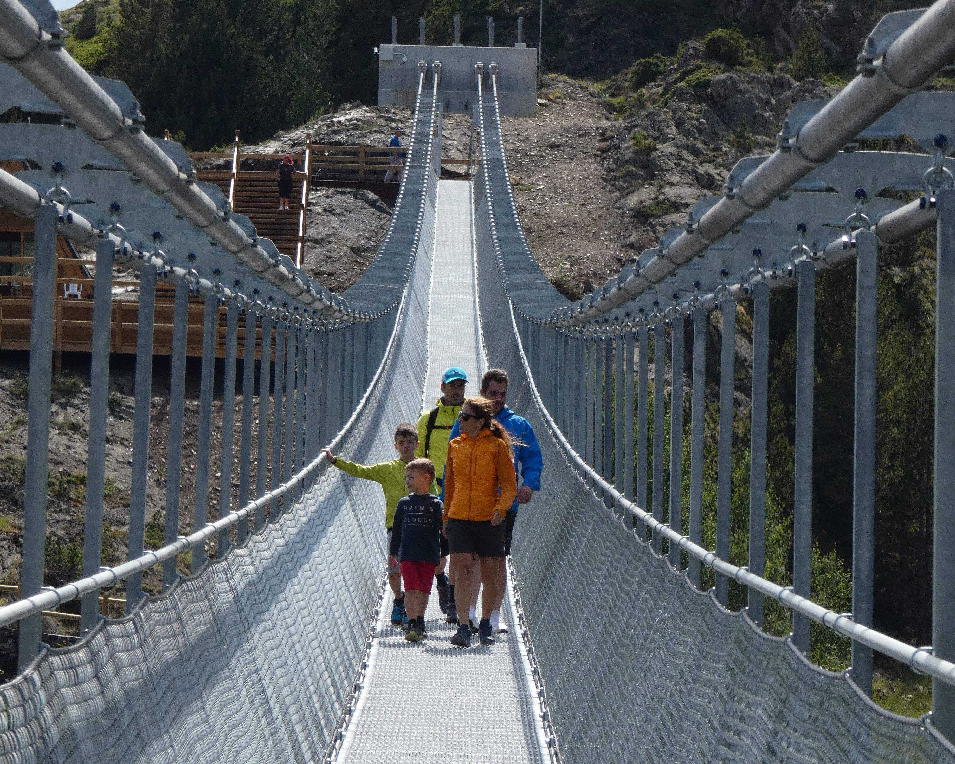 Visitants passejant pel pont.