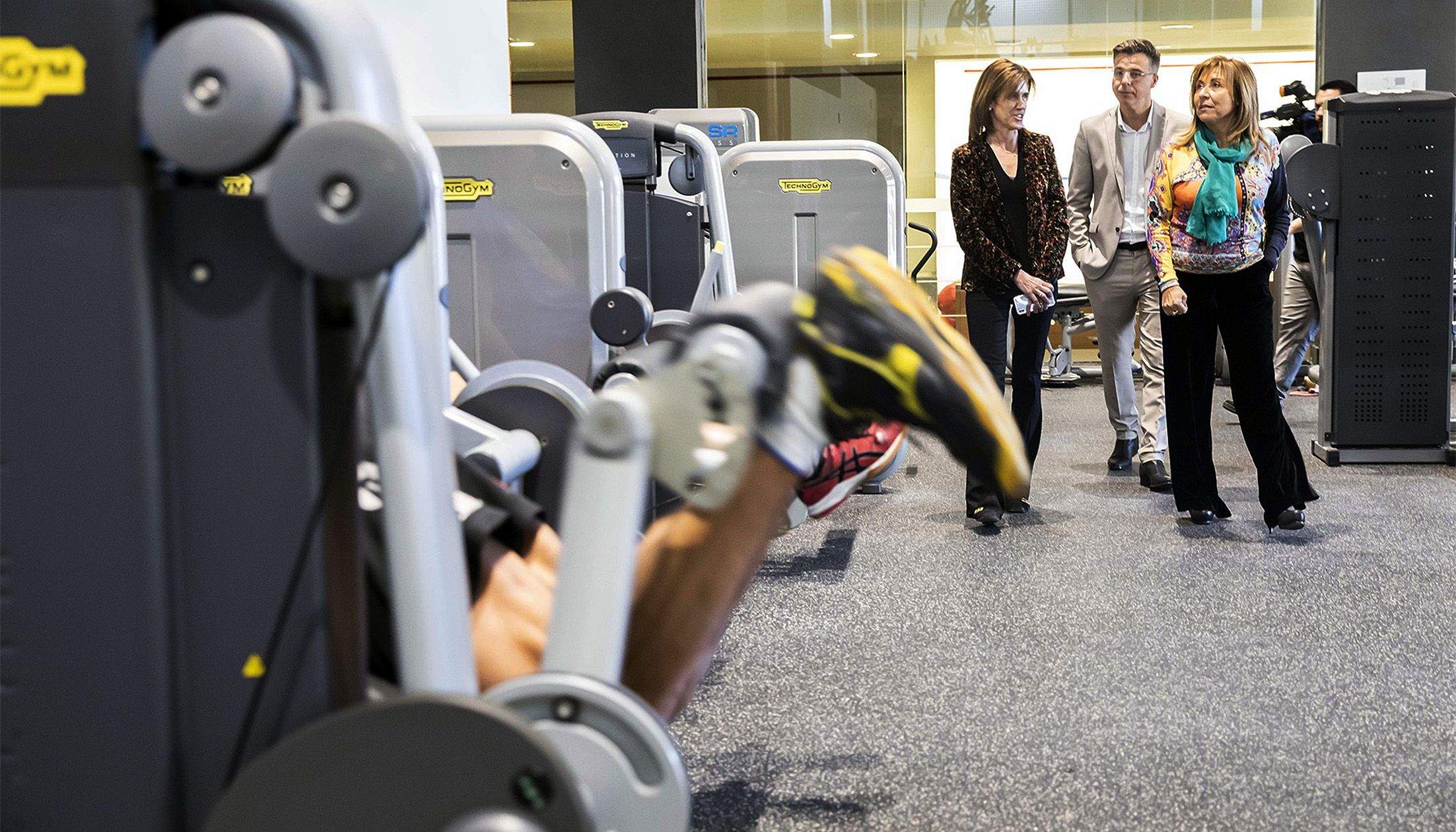 Els cònsols Conxita Marsol i Marc Pons i la consellera Esther Vilarrubla visitant el gimnàs.