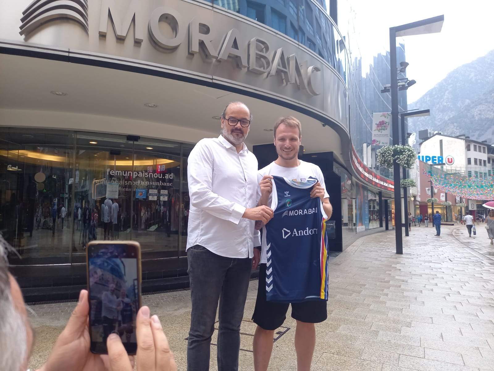 Solana i Luz, amb la samarreta del MoraBanc, fotografiats pel responsable de comunicació del club.