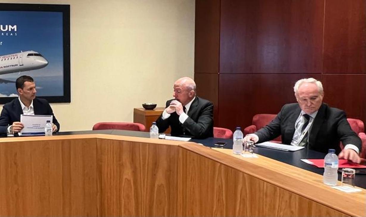 Gallardo durant la reunió anb Air Nostrum.