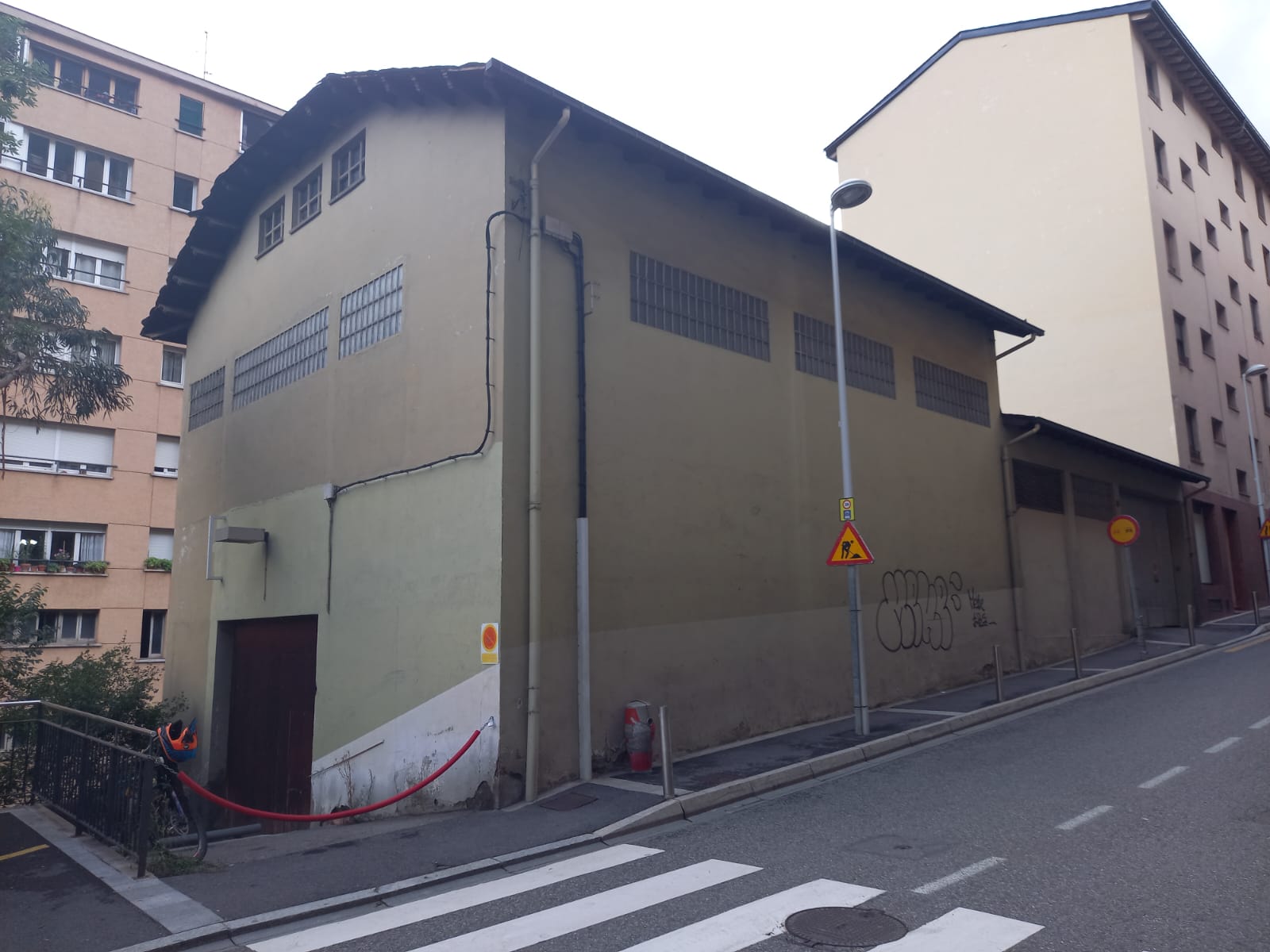 L'edifici de l'antic escorxador, aquesta tarda, en primer terme.