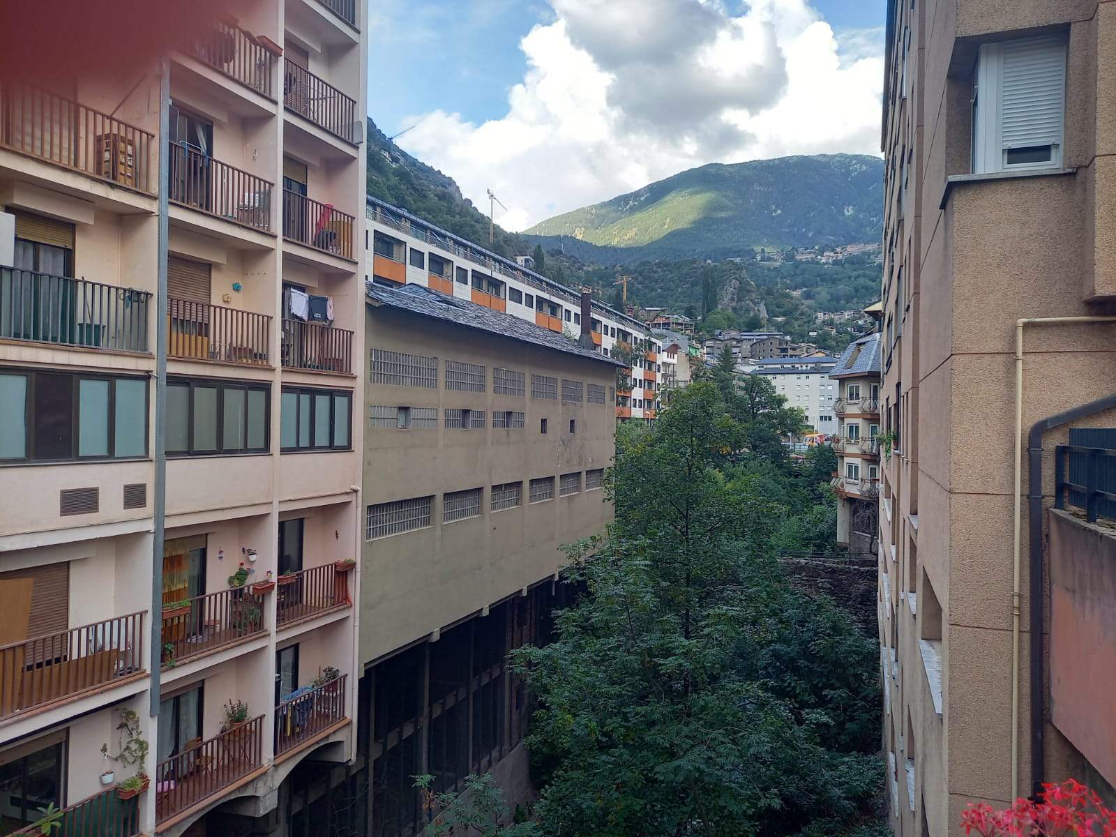 Zona de l'antic escorxador (edifici ocre de l'esquerra) amb el pont dels Escalls al fons.