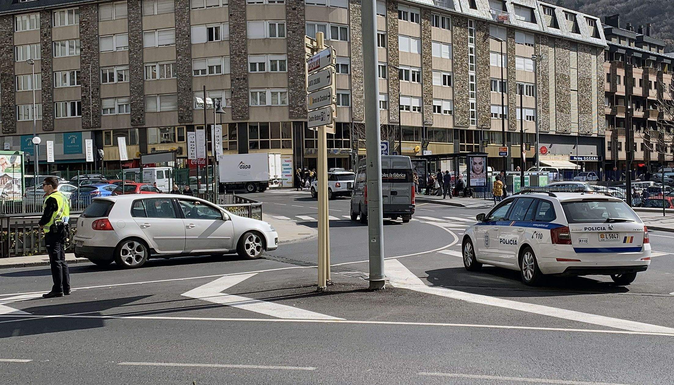Control policial a la confluència entre els carrers Prat de la Creu i Bonaventura Armengol, a Andorra la Vella.
