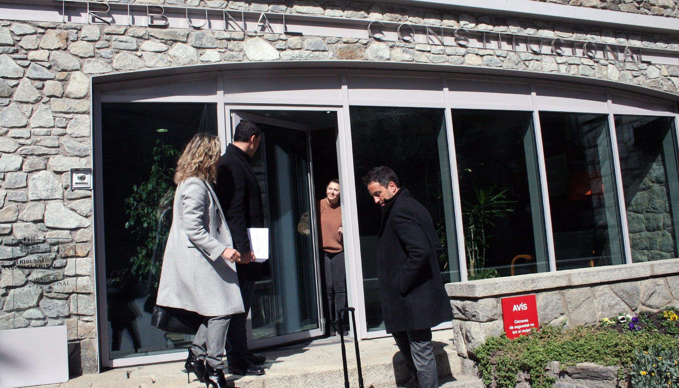 Eva López, Jordi Gallardo i Pere López acudeixen al Tribunal Constitucional a presentar el recurs.