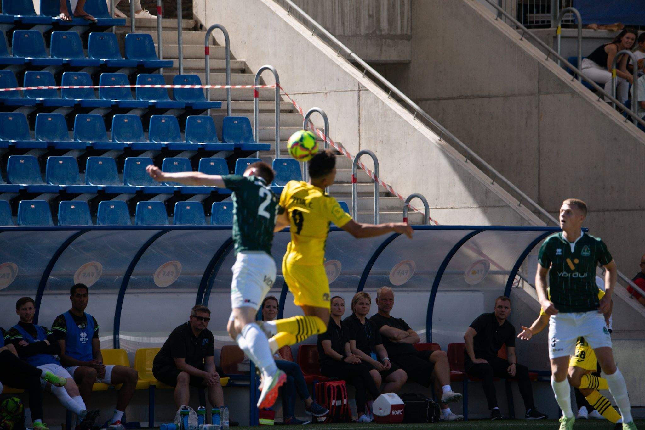 Chouaib i Qvist lluiten per una pilota durant el partit d'aquest dijous a l'Estadi Nacional.