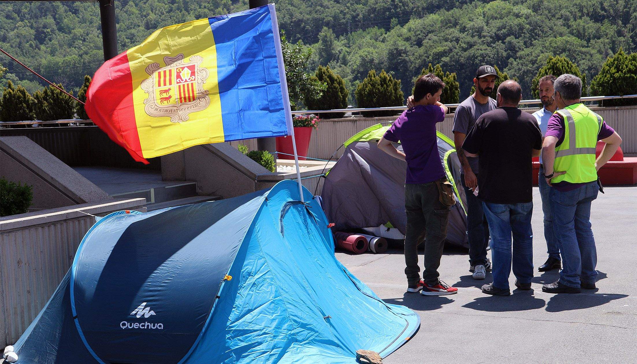 El president del PS, Pere López, conversant amb membres de Podem (i de l'USd'A) durant un acte organitzat per la formació liderada per Joan Seguí.
