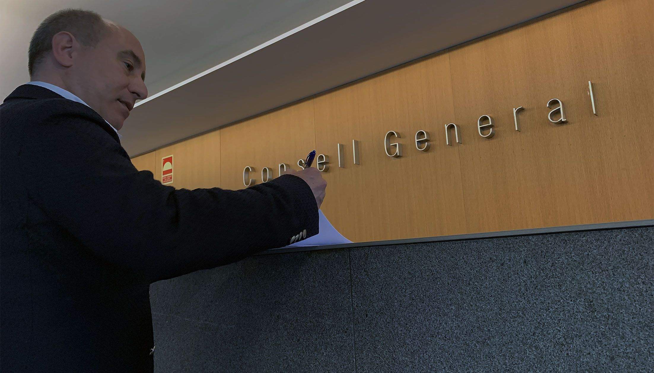Alfons Clavera en registrar el seu escrit de denúncia a la recepció del Consell General, seu de la junta electoral.