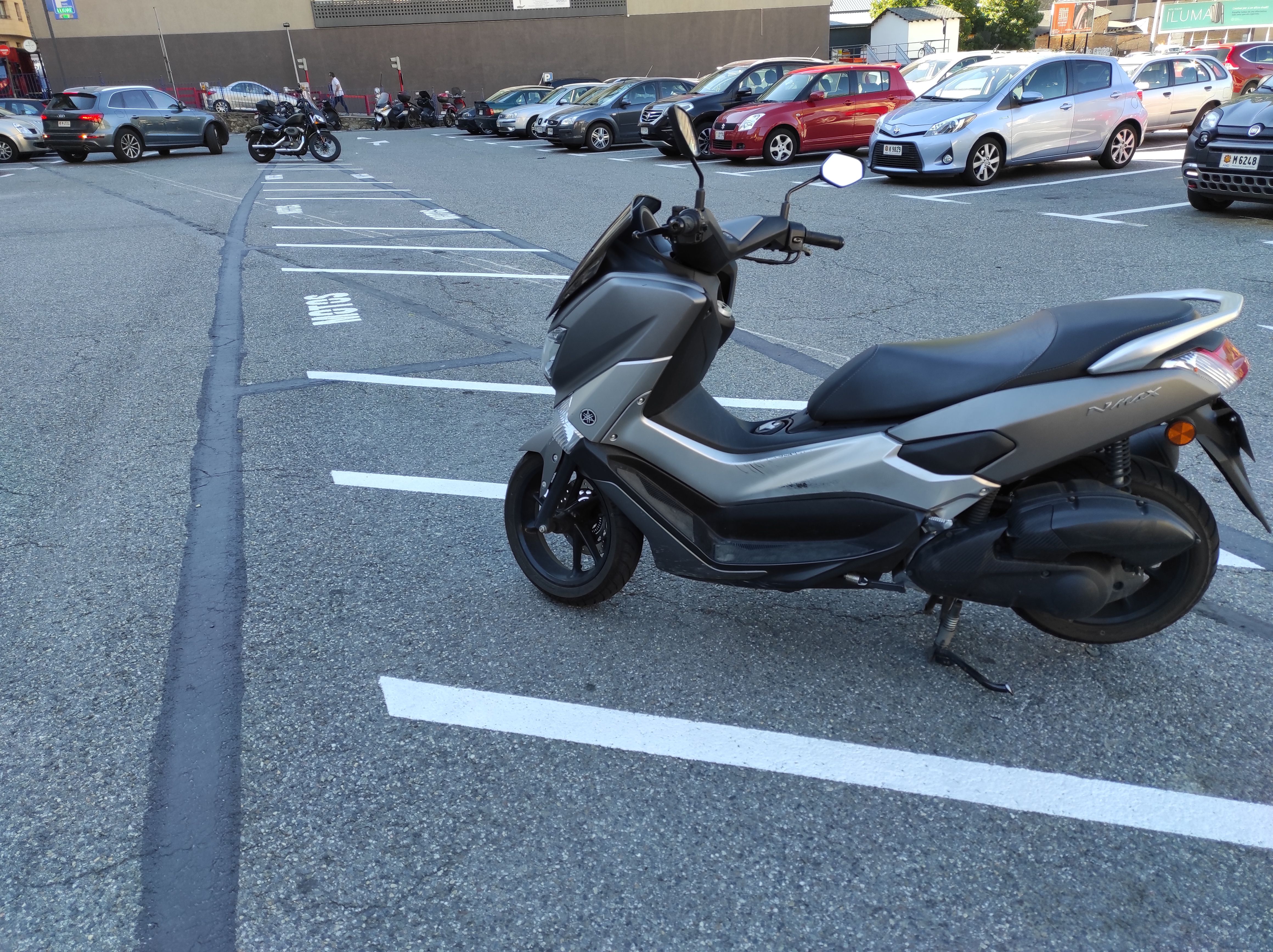 Una motocicleta en primer terme a l'espai habilitat per a vehicles de dues rodes.