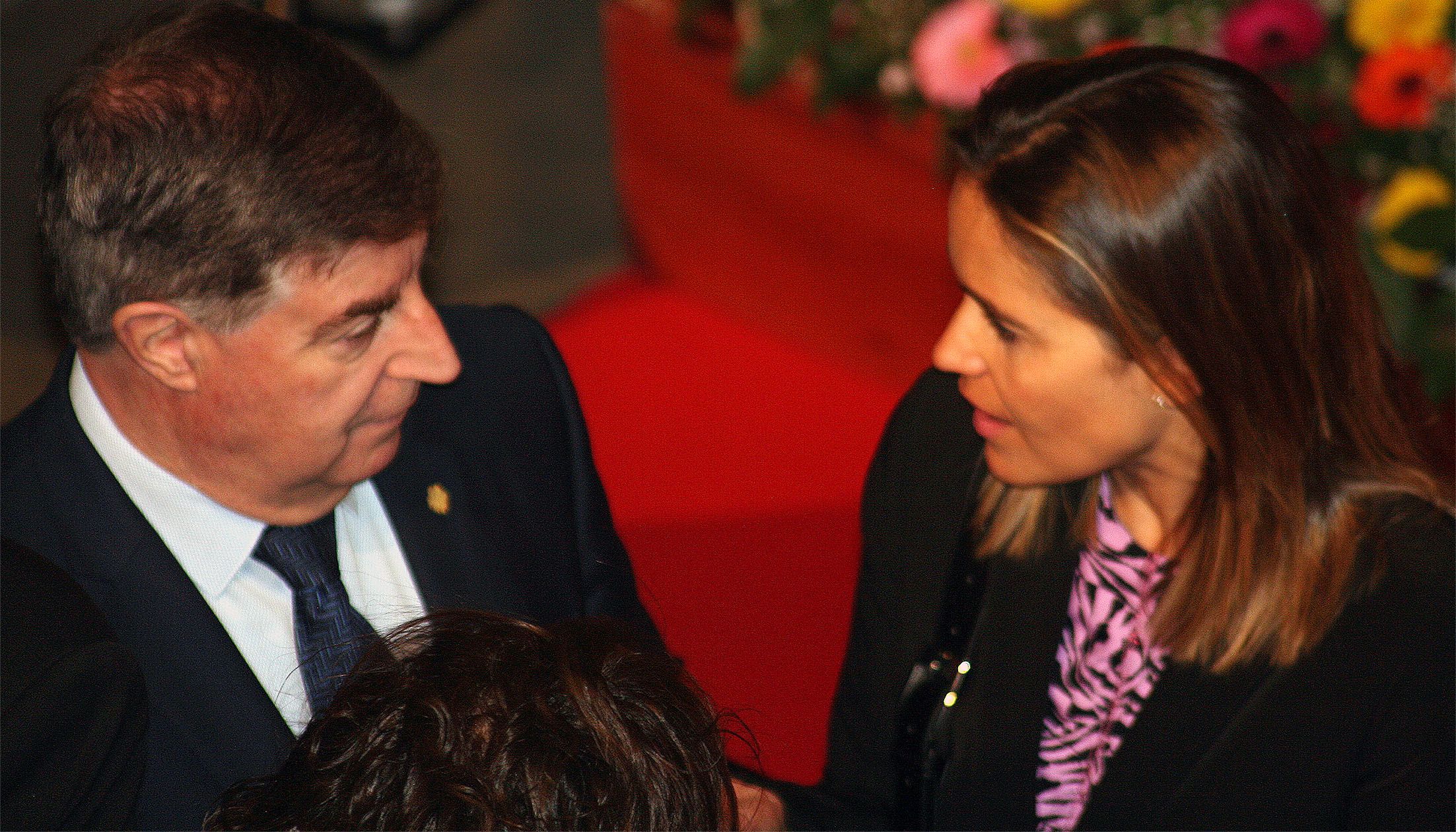 El president del Consell Superior de la Justícia, Enric Casadevall, conversant amb la fins ara batlle presidenta, Laura Rodríguez.