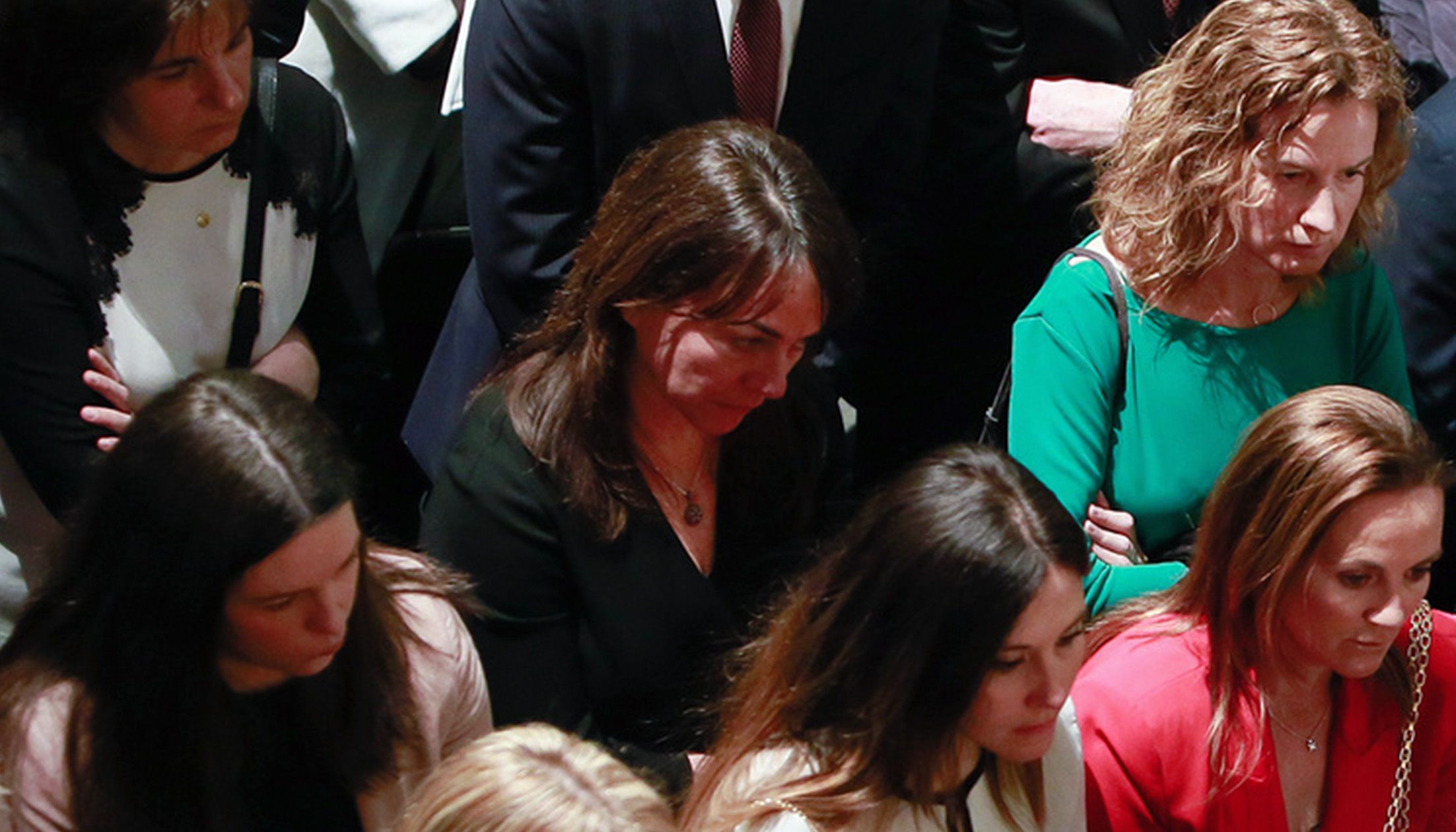 La nova cònsol honorària, al centre de la imatge, entre les fins ara consellera general, Maria Martisella, i ministra de Medi Ambient, Sílvia Calvó, durant l'acte institucional de la Constitució.