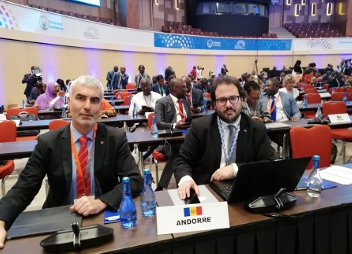 Marc Magallon i Carles Sànchez a l'assemblea.