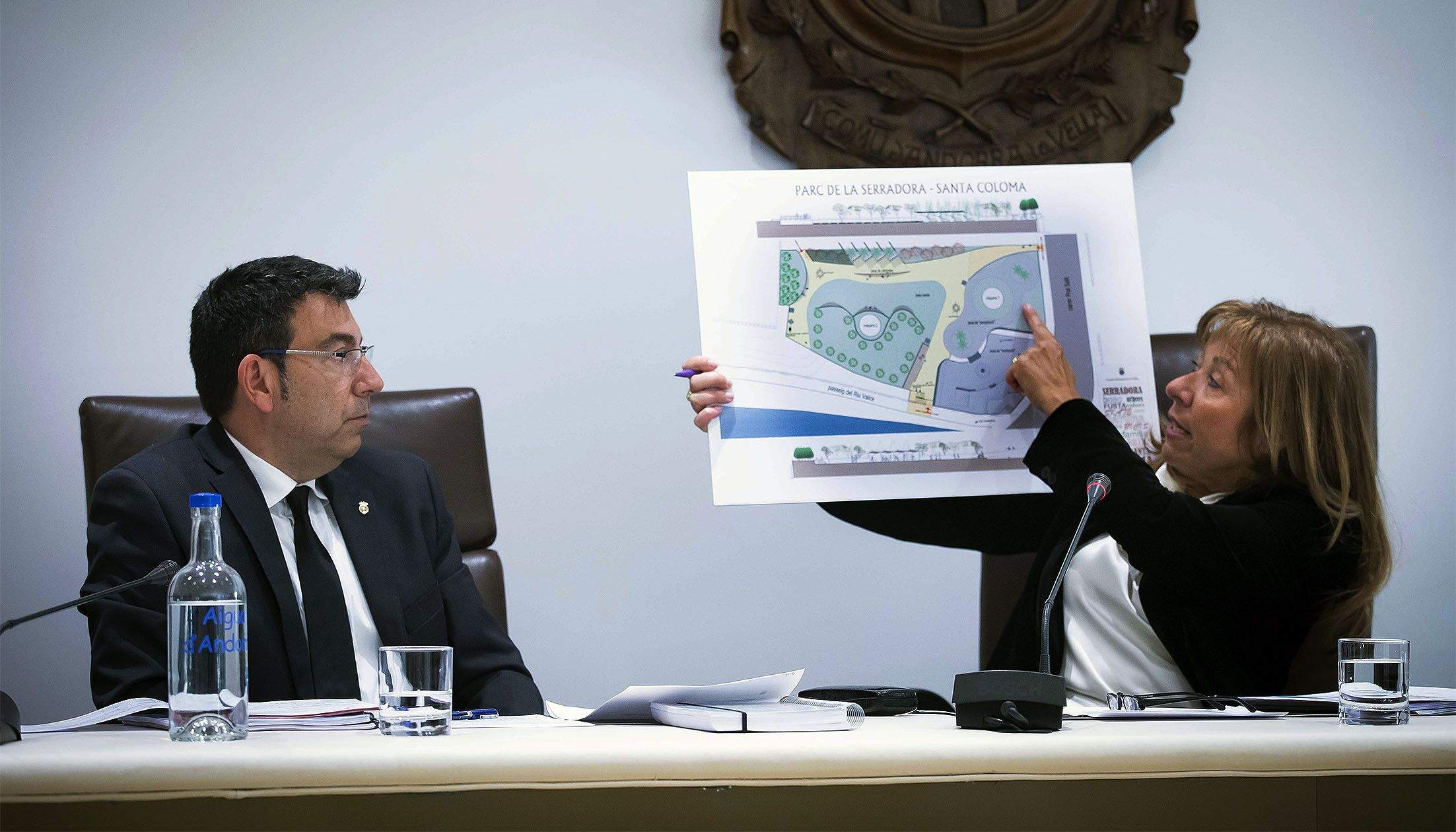 La cònsol major, Conxita Marsol, donant detalls del parc al costat del cònsol menor, Miquel Canturri.