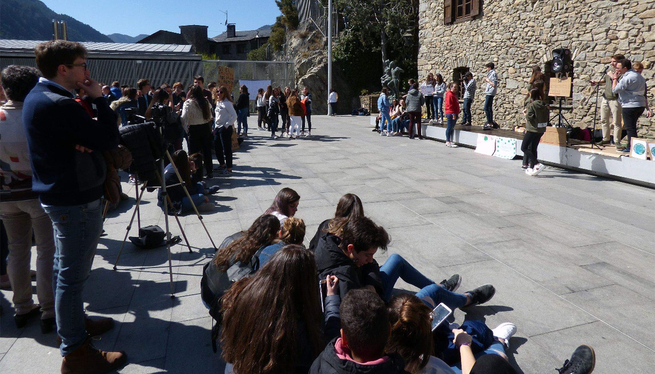 Roger Padreny, dempeus a l'esquerra, ha assistit a la jornada 'Fridays for Future Andorra'.