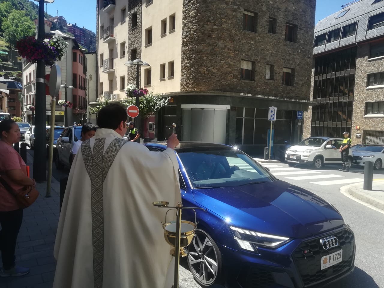 Mossèn Pepe fa la benedicció d'un vehicle a Sant Julià.
