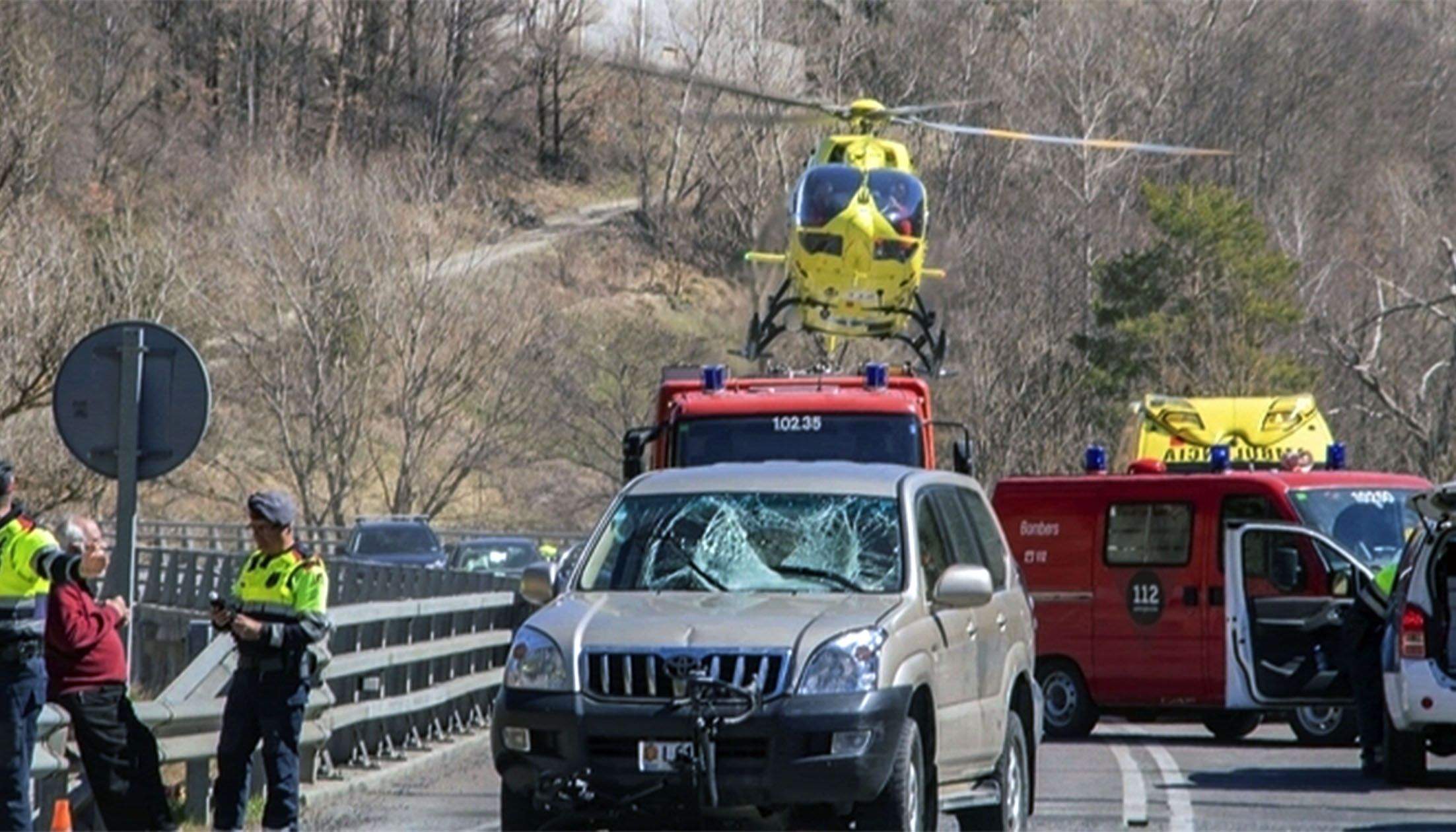 Totterreny andorrà implicat just en el lloc de l'accident; a l'esquerra, el conductor resident a punt de sotmetre's al control d'alcoholèmia.