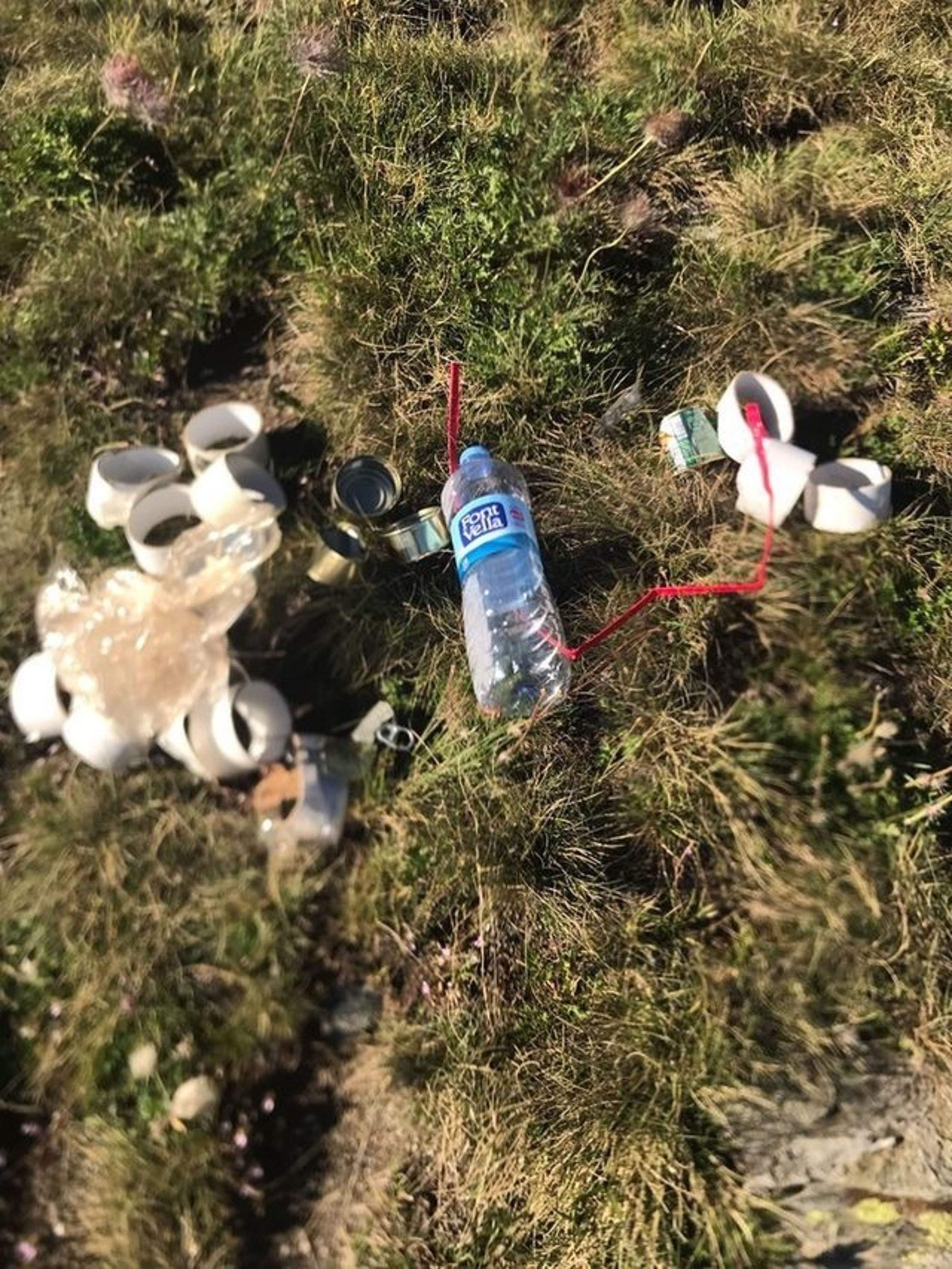 Deixalles al camí entre el Pas i Siscaró.