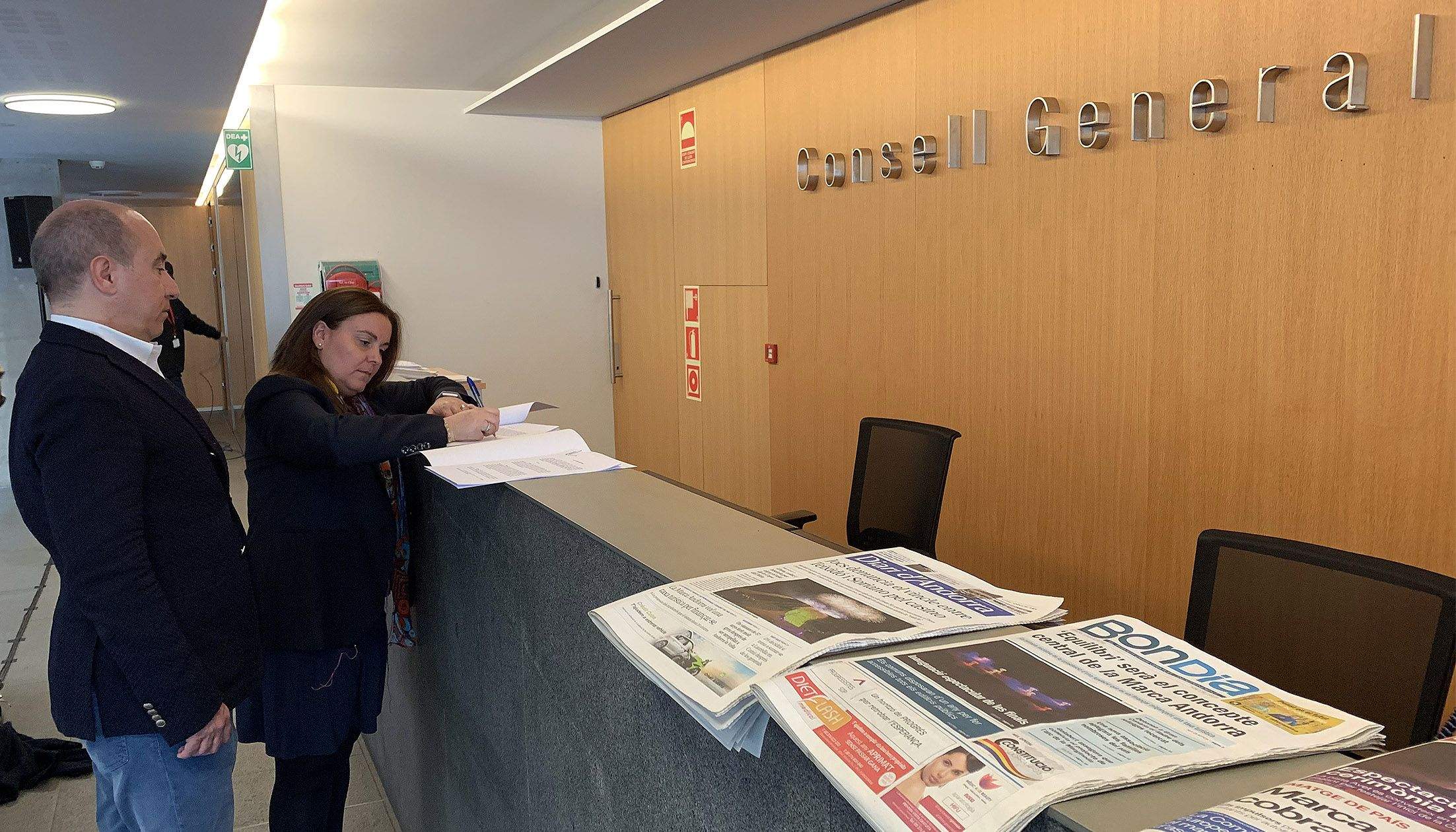 Alfons Clavera i Raquel Fernández registrant, al Consell General, la denúncia presentada formalment a la junta electoral.