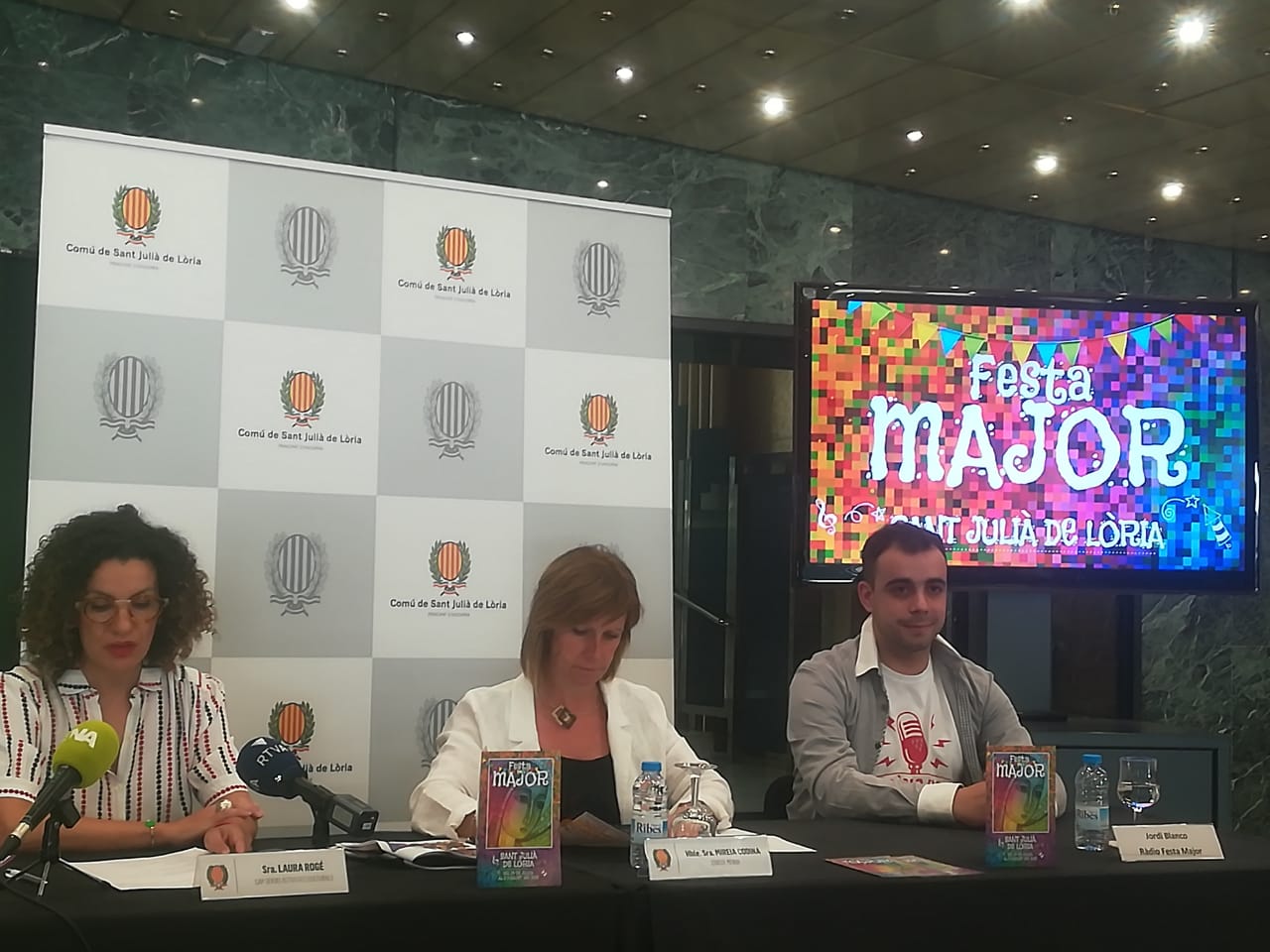 La directora de Cultura, Laura Rogé; la cònsol menor, Mireia Codina; i Jordi Blanco de Ràdio Festa Major.