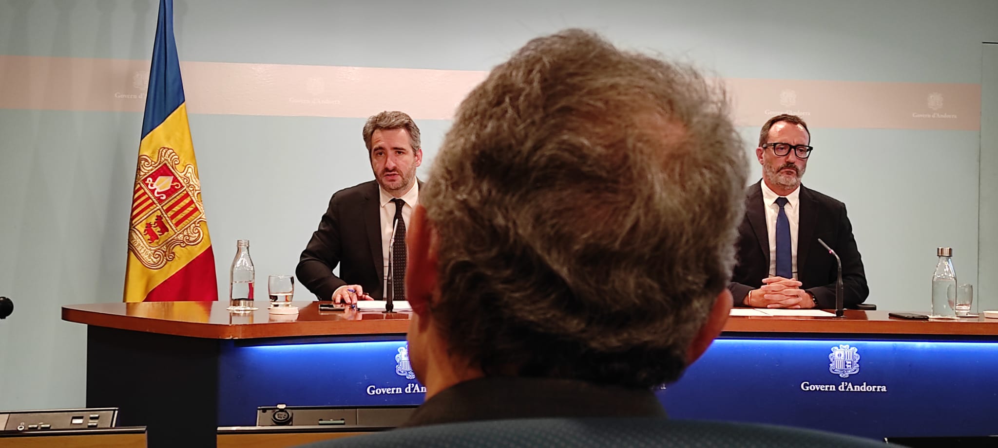 Eric Jover i Víctor Filloy exposant el reglament jurídic del Fons de l'Habitatge escoltats per Josep Maria Pla.