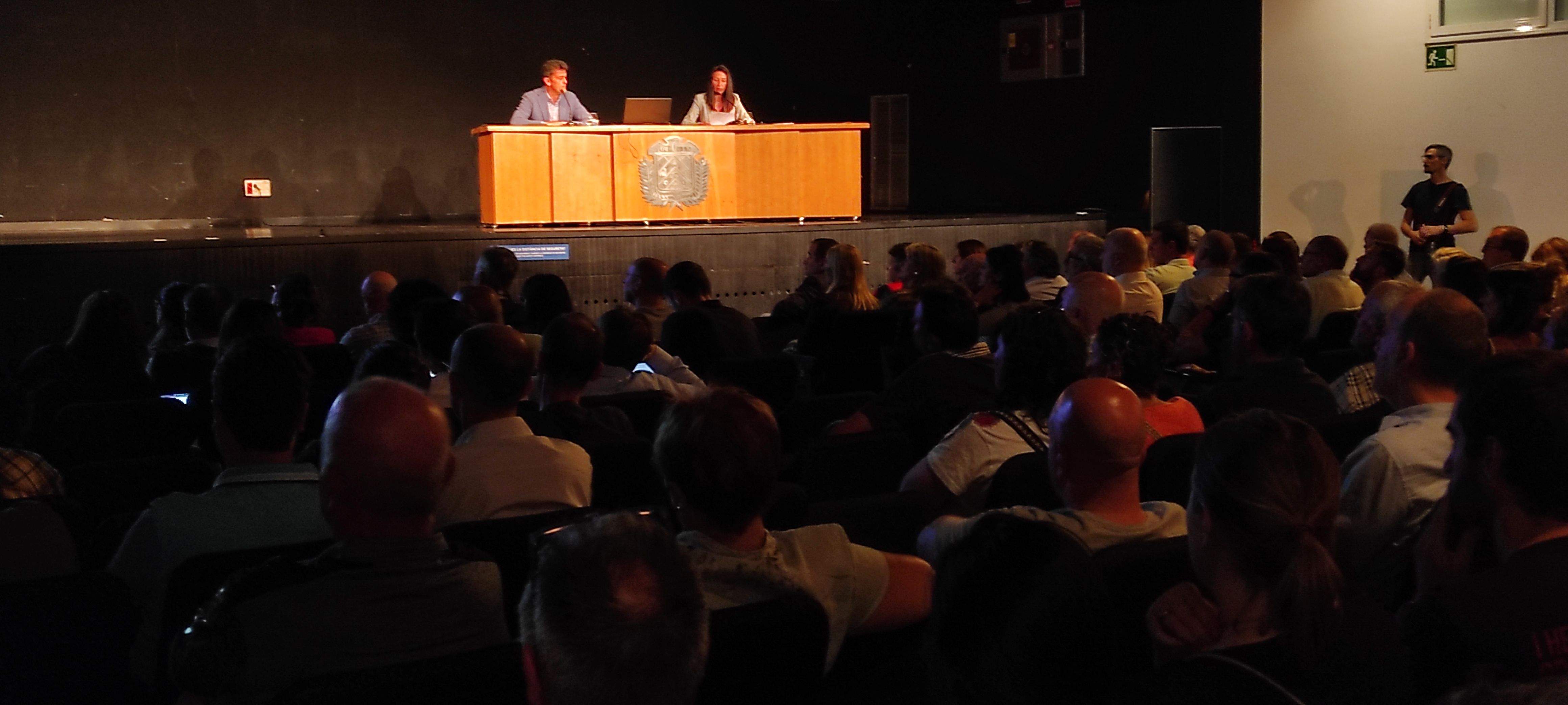 Unes dues-centes persones han assistit a l'acte.