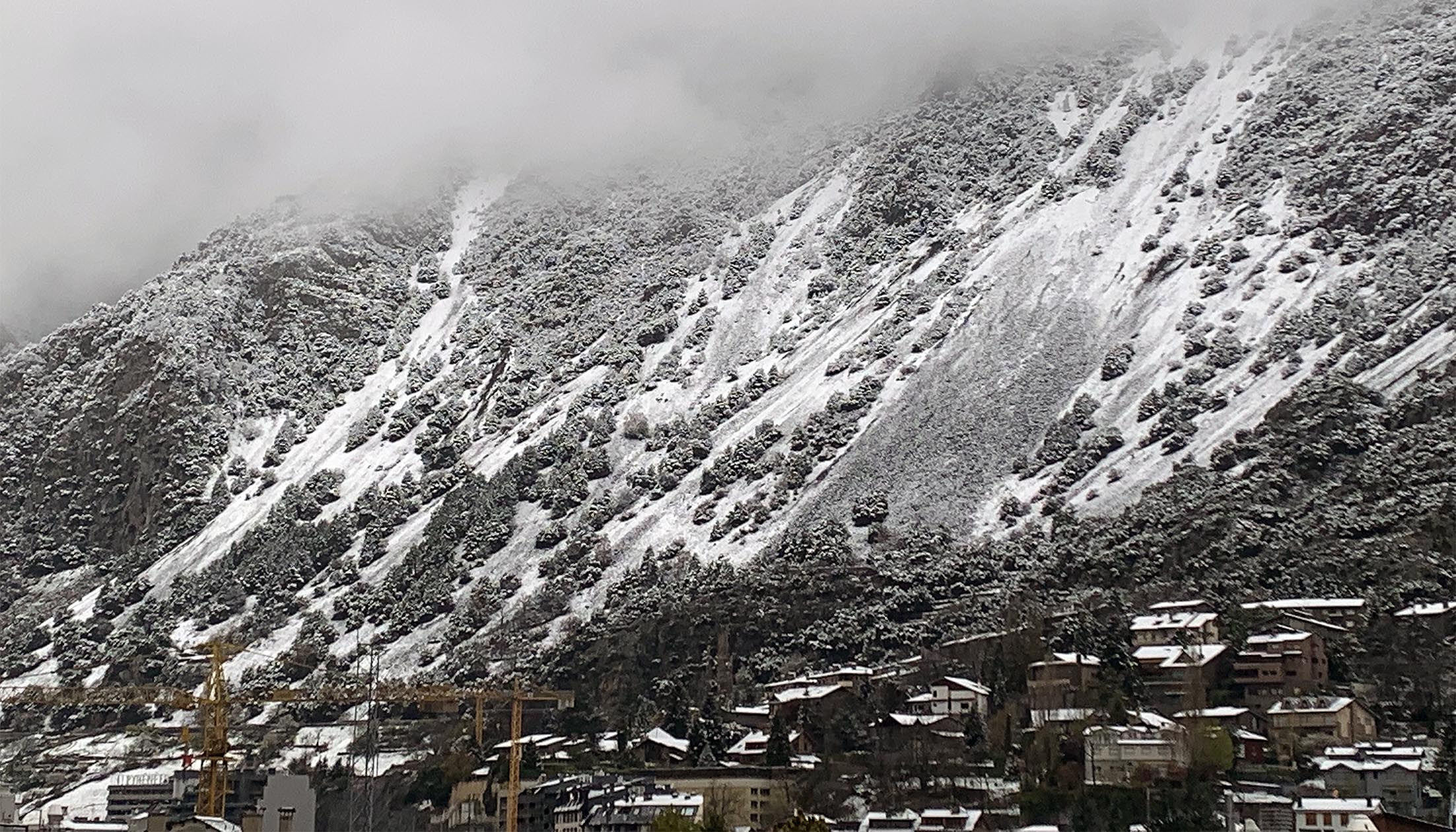 Vista d'Andorra encarada cap al pic de Carroi, totalment cobert pels núvols.
