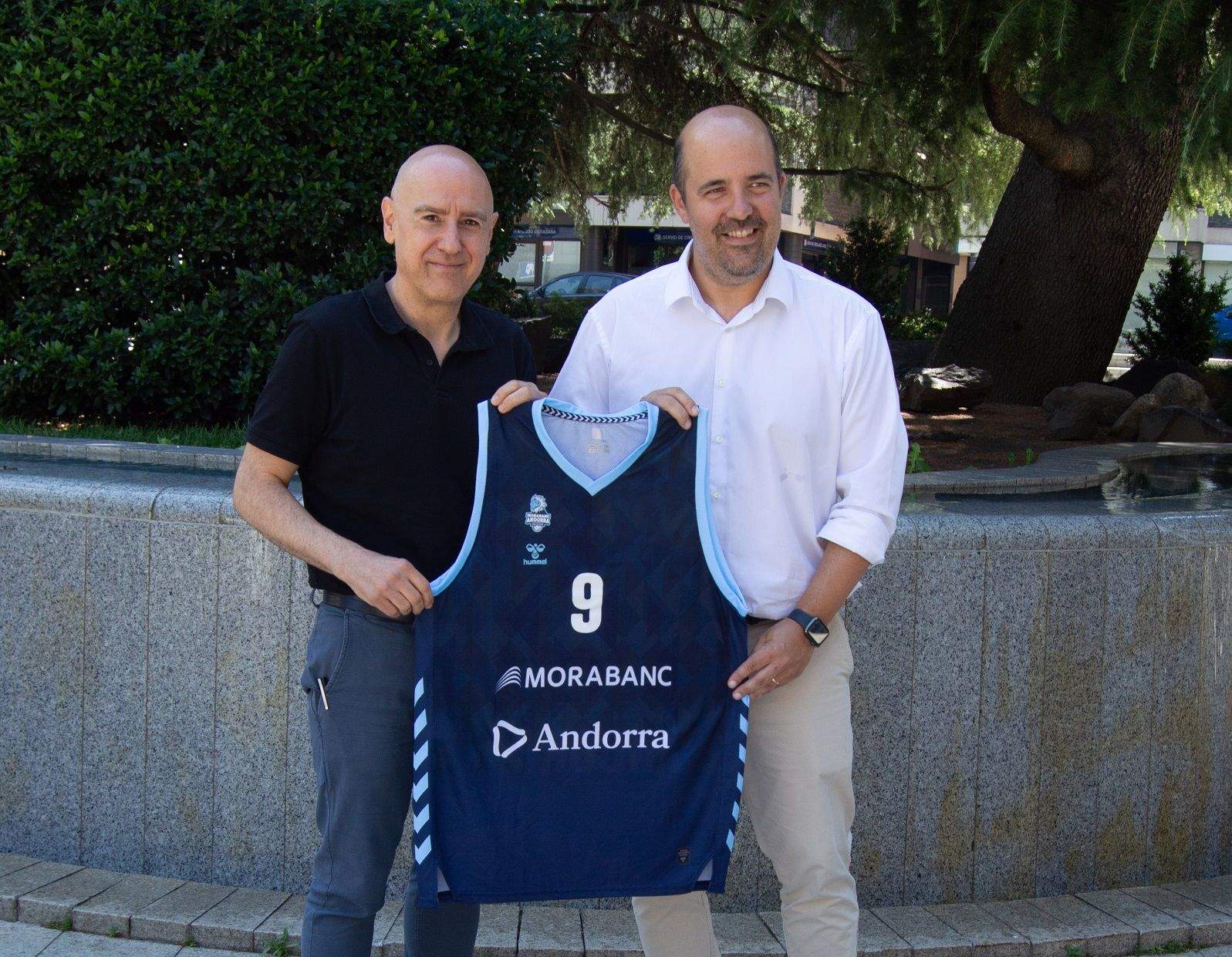 Quim Dolsa i Gorka Aixàs escenificant l'acord.