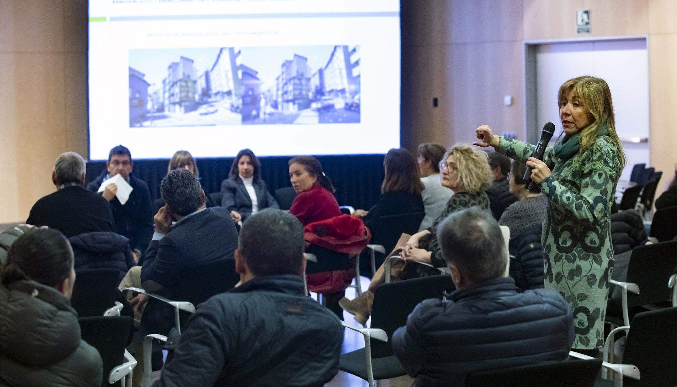 La cònsol major, Conxita Marsol, exposant el projecte als veïns.