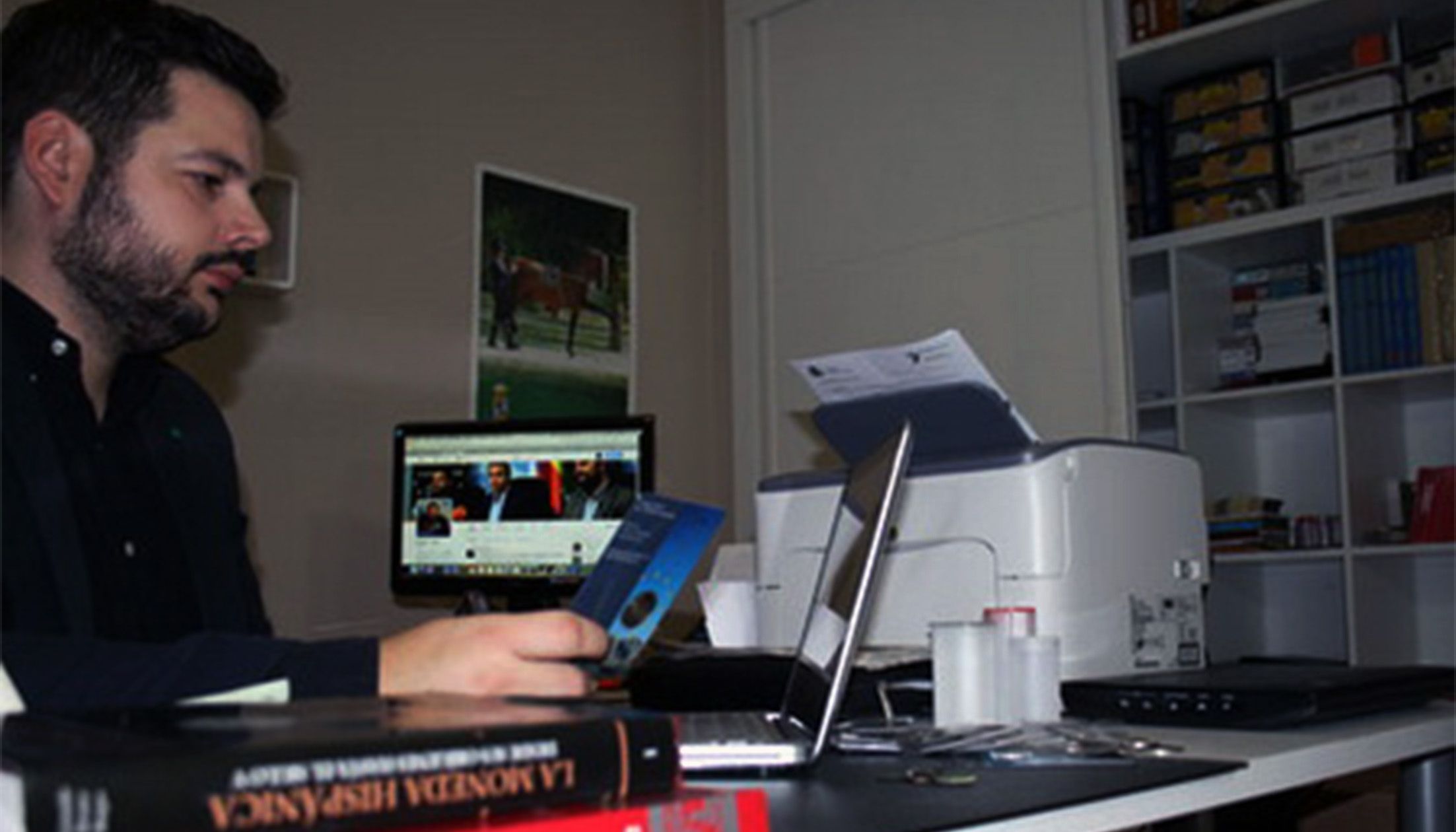 Rubén Pulido observant un dels estoigs d'euros andorrans.