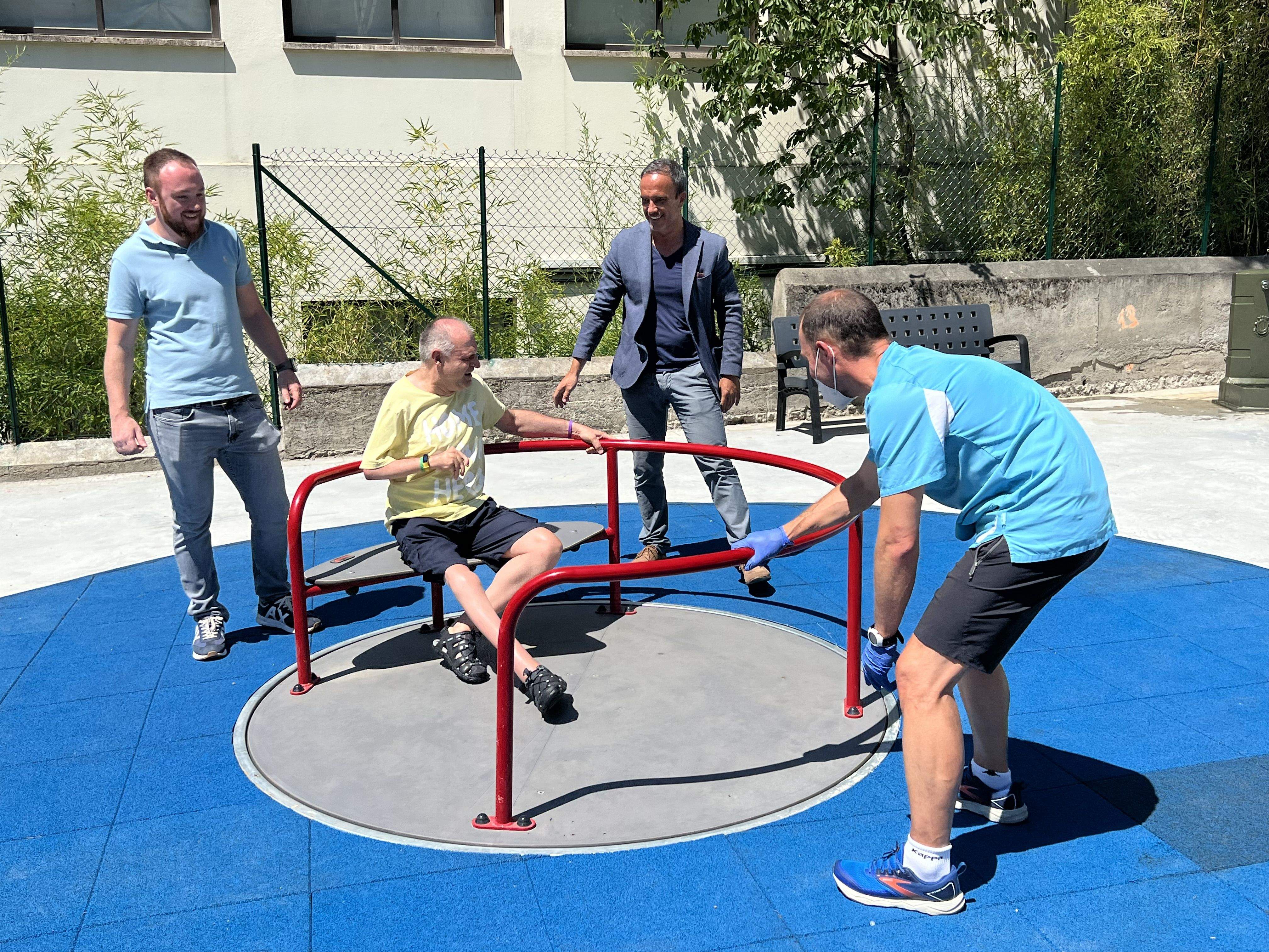 Un usuari de la Fundació Nostra Senyora de Meritxell al Parc Inclusiu